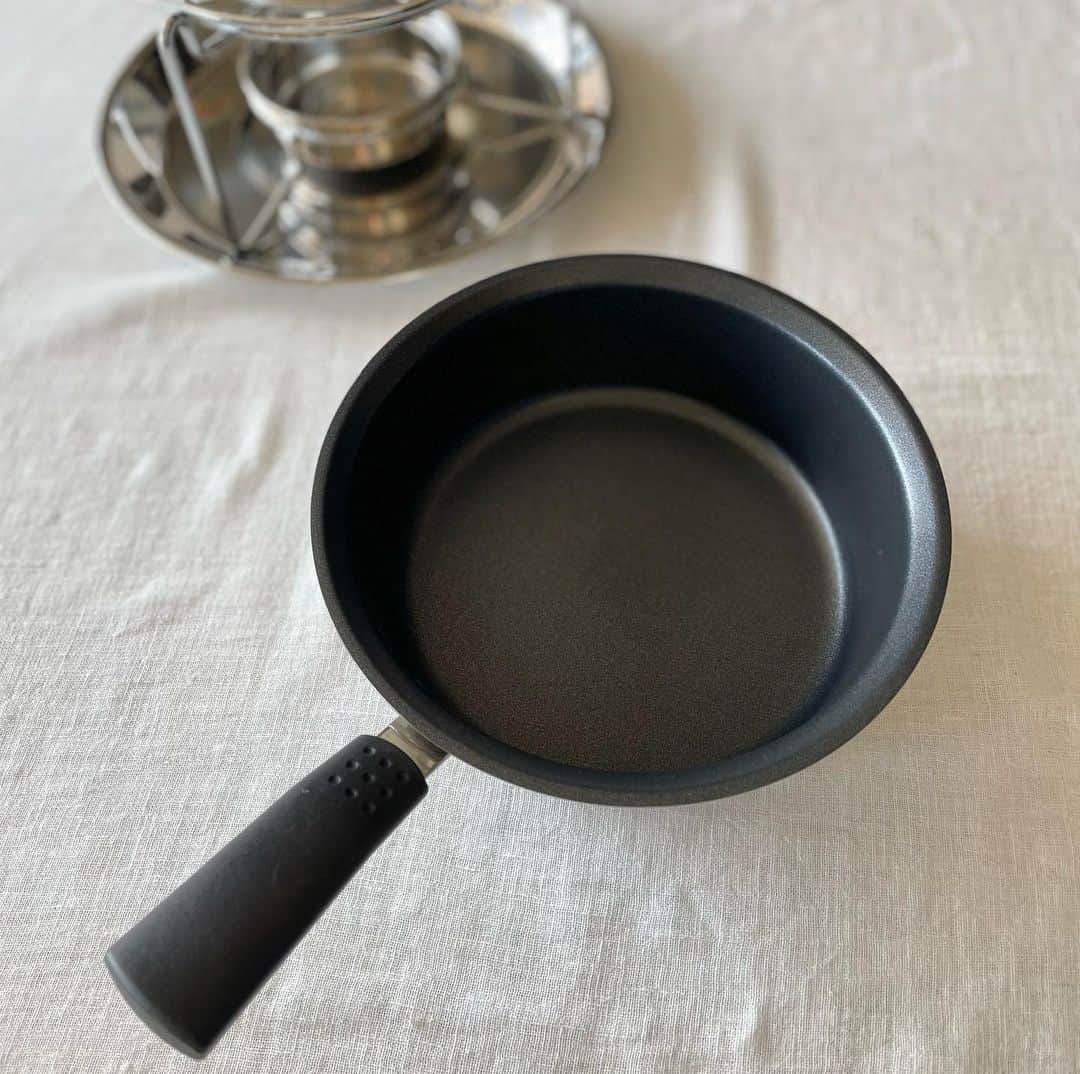 212 KITCHEN STOREさんのインスタグラム写真 - (212 KITCHEN STOREInstagram)「【みんなで楽しみたい🧀】 『チーズフォンデュセット』 ━━━━━━━━━━━━━━━━━━━━ クリスマスパーティーにあると、盛り上がること間違いなし！ 『チーズフォンデュセット』をご紹介します。  お手入れラクラクな片手鍋タイプなので、チーズがこびりつくことなく、美味しいチーズフォンデュが作れます。  チーズフォンデュ🫕さえ作れば、あとはお好きな材料をカットして準備するだけ！  とっても簡単なのに、テーブルシーンをグッとオシャレにしてくれます。  ぜひ、今年の冬はチーズフォンデュを囲んでみてください😍🎄  　 ※在庫が流動的なため、欠品の場合がございます。 ※一部、お取り扱いのない店舗がございます。  ▼ストアリンクはプロフィールから! @212_kitchen_store ━━━━━━━━━━━━━━━━━━━ #212kitchenstore#212キッチンストア#212kitchen#212キッチン#チーズ#フォンデュ#🫕」11月17日 20時01分 - 212_kitchen_store