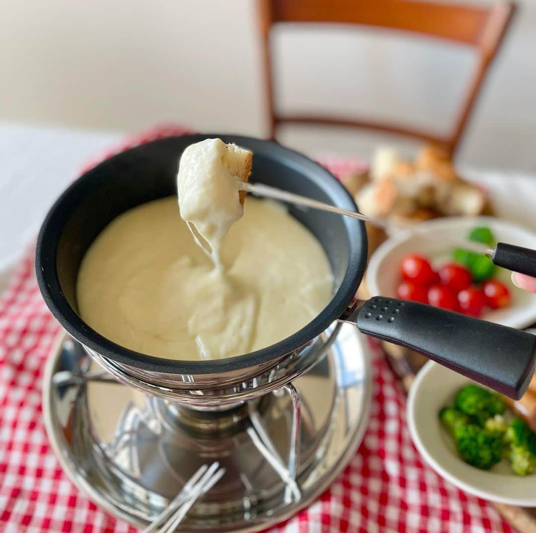 212 KITCHEN STOREさんのインスタグラム写真 - (212 KITCHEN STOREInstagram)「【みんなで楽しみたい🧀】 『チーズフォンデュセット』 ━━━━━━━━━━━━━━━━━━━━ クリスマスパーティーにあると、盛り上がること間違いなし！ 『チーズフォンデュセット』をご紹介します。  お手入れラクラクな片手鍋タイプなので、チーズがこびりつくことなく、美味しいチーズフォンデュが作れます。  チーズフォンデュ🫕さえ作れば、あとはお好きな材料をカットして準備するだけ！  とっても簡単なのに、テーブルシーンをグッとオシャレにしてくれます。  ぜひ、今年の冬はチーズフォンデュを囲んでみてください😍🎄  　 ※在庫が流動的なため、欠品の場合がございます。 ※一部、お取り扱いのない店舗がございます。  ▼ストアリンクはプロフィールから! @212_kitchen_store ━━━━━━━━━━━━━━━━━━━ #212kitchenstore#212キッチンストア#212kitchen#212キッチン#チーズ#フォンデュ#🫕」11月17日 20時01分 - 212_kitchen_store