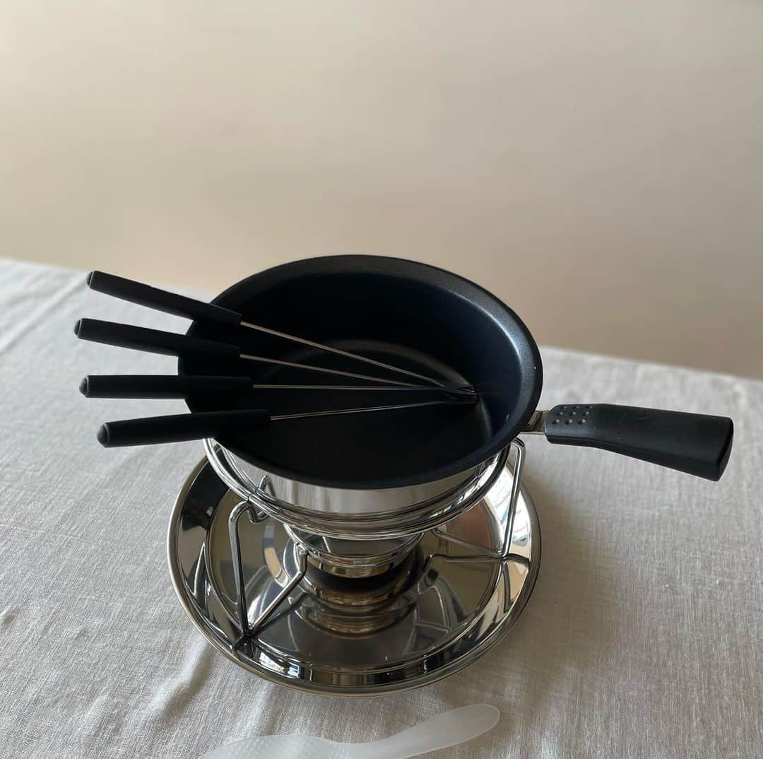 212 KITCHEN STOREさんのインスタグラム写真 - (212 KITCHEN STOREInstagram)「【みんなで楽しみたい🧀】 『チーズフォンデュセット』 ━━━━━━━━━━━━━━━━━━━━ クリスマスパーティーにあると、盛り上がること間違いなし！ 『チーズフォンデュセット』をご紹介します。  お手入れラクラクな片手鍋タイプなので、チーズがこびりつくことなく、美味しいチーズフォンデュが作れます。  チーズフォンデュ🫕さえ作れば、あとはお好きな材料をカットして準備するだけ！  とっても簡単なのに、テーブルシーンをグッとオシャレにしてくれます。  ぜひ、今年の冬はチーズフォンデュを囲んでみてください😍🎄  　 ※在庫が流動的なため、欠品の場合がございます。 ※一部、お取り扱いのない店舗がございます。  ▼ストアリンクはプロフィールから! @212_kitchen_store ━━━━━━━━━━━━━━━━━━━ #212kitchenstore#212キッチンストア#212kitchen#212キッチン#チーズ#フォンデュ#🫕」11月17日 20時01分 - 212_kitchen_store
