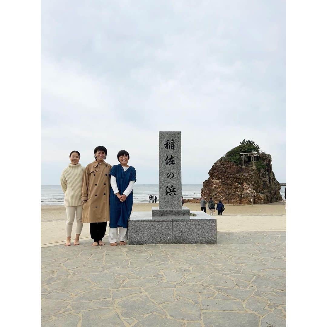 桃生亜希子さんのインスタグラム写真 - (桃生亜希子Instagram)「旅は、地元の方との出会いやおしゃべりも楽しい。 　 　今回の旅は、私の家のご近所さんでもある　ななちゃん　@kona_nana と向かったのだが、同じタイミングで　歩いてすぐのご近所さん、たけちゃん　と行きのバスからご一緒だったり、またまた5分圏内のときちゃん　@tokikonitta  が取材に来ていたりと、不思議なシンクロが起こっていて　面白かった！🌈😆✨🐉  　4人のご近所さんが1年の中で、同じ日に出雲大社に入れる確率。  　生まれて初めての島根県、出雲市への旅もまた、沢山の出会いのお陰で素晴らしいものになったよ　。🙏✨😌🌞✨  #稲作の浜 #出雲大社 #島根県」11月17日 20時06分 - pinokosugar