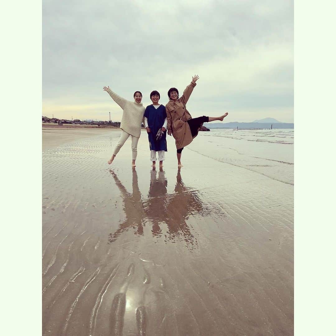 桃生亜希子のインスタグラム：「旅は、地元の方との出会いやおしゃべりも楽しい。 　 　今回の旅は、私の家のご近所さんでもある　ななちゃん　@kona_nana と向かったのだが、同じタイミングで　歩いてすぐのご近所さん、たけちゃん　と行きのバスからご一緒だったり、またまた5分圏内のときちゃん　@tokikonitta  が取材に来ていたりと、不思議なシンクロが起こっていて　面白かった！🌈😆✨🐉  　4人のご近所さんが1年の中で、同じ日に出雲大社に入れる確率。  　生まれて初めての島根県、出雲市への旅もまた、沢山の出会いのお陰で素晴らしいものになったよ　。🙏✨😌🌞✨  #稲作の浜 #出雲大社 #島根県」
