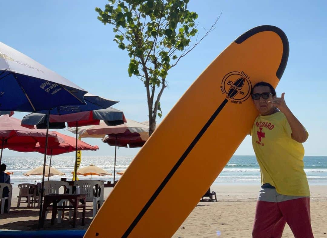 Ken Harakumaさんのインスタグラム写真 - (Ken HarakumaInstagram)「Kuta Beach❣️ Surfing Lesson. 皆さんうまく波に乗れましたー❤️❤️❤️ 🌊🌊🌊🏄🏄‍♀️🏄‍♂️ @international_yoga_center  #kutabeach  #surfing  #ヨガ  #アシュタンガヨガ  #kenharakuma  #ケンハラクマ先生  #ケンハラクマ」11月17日 20時02分 - kenharakuma