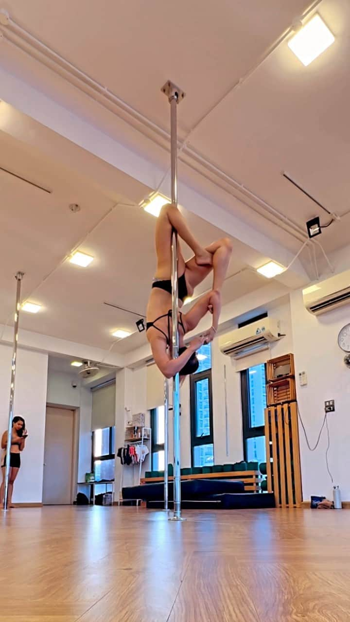 April Imanのインスタグラム：「I love combining two of my hobbies - yoga and pole dance🤩 Always fun to do yoga poses on the pole🥰  . . . . #apriliman #poledance #poler #poledancer #poletrick #polewear #polefitness #strengthtraining #strongwomen #staystrong #flexibilitytraining #flexibilty #dancer #splits #pdsplits #pdtricks #pdflow #poleflow #poledancelife #hanoipolemania #polesplits #polewear #poleclothes #blackoutfit #invert」