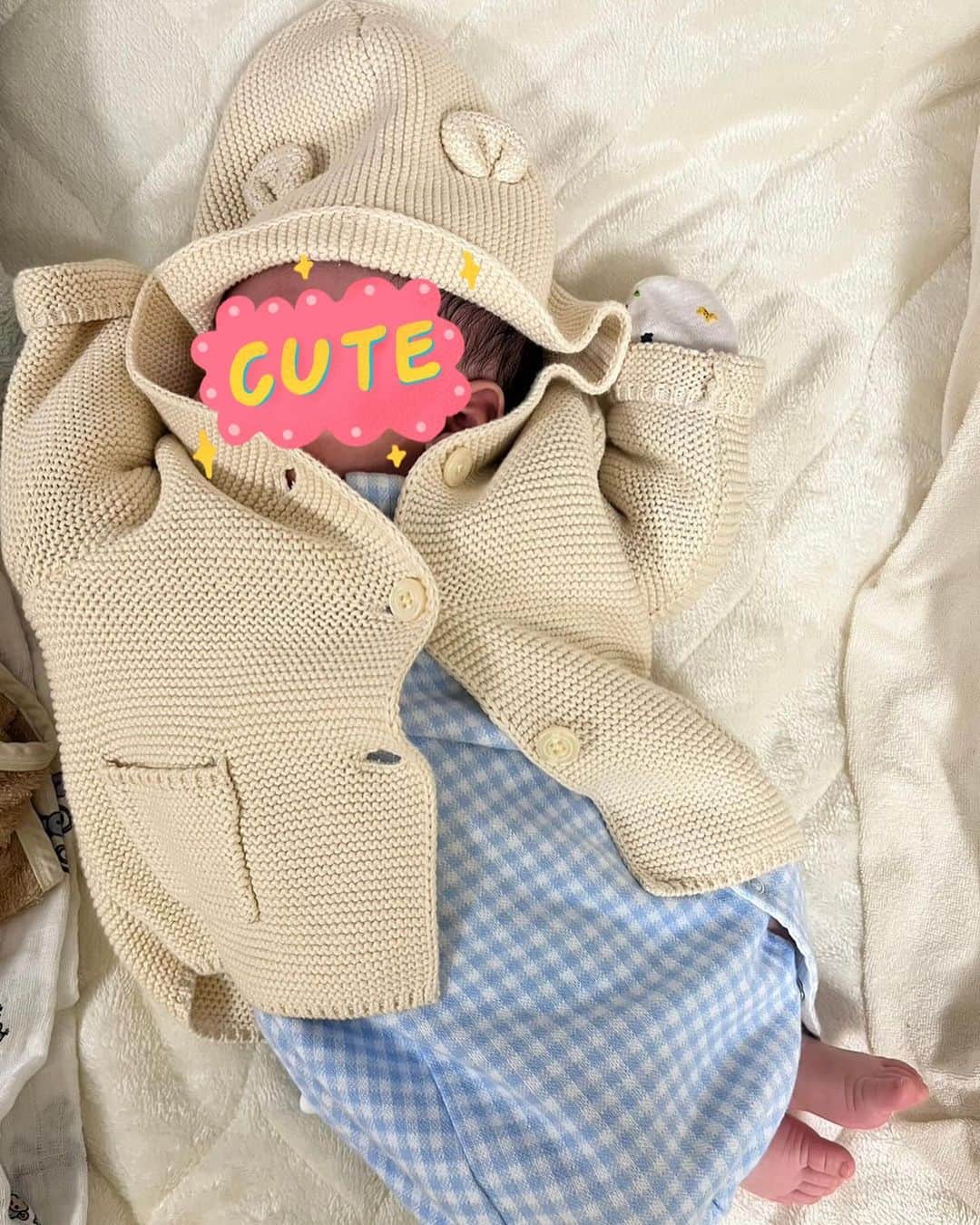 手島優さんのインスタグラム写真 - (手島優Instagram)「・  ヨーコちゃんが会いに来てくれたよ❤️  可愛いクマさんのお洋服🐻と　 ハーブティー🫖とむくみと疲れに効果が期待できるドリンクまでお祝いで貰っちゃった🎁 　  ハーブティーにハマってるのもむくみも直接伝えたわけじゃないのにちゃんと見て調べてくれてるの嬉しい🥰　  ありがとう💕　 　 ・  てじベビに早速🐻着せてみた〜🧡きゃわ😍 外出の時用のアウター欲しかったし可愛いしとっても嬉しい😍🌟　  ありがとう♡ありがとうぅぅぅ✨🥹🤩 　 　 ・　  ヨーコちゃんの お誕生日祝いも出来て良かったぁ〜🎂  🎂ろうそくに火つけて洗面所で待機してたんだけど めっちゃいいリアクションしてくれた笑 サプライズ大成功でした🙆  ふふふふふ🙃😘  お誕生日おめでとう㊗️  　 　 　  #ありがとう　#おめでとう　#出産祝い　#嬉しい　#癒し #誕生日　#出産　#産後　#お祝い」11月17日 20時03分 - tejimayuu0827