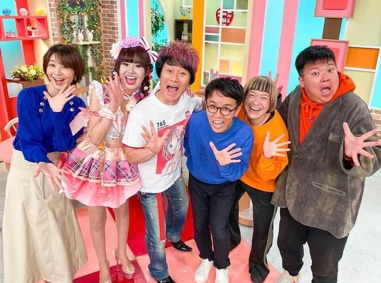 村田千弥のインスタグラム：「きらきんファミリー大集合🌼  いや〜今日はいつも以上に生放送感満載、 ドタバタな放送になりました！  女と男さんの楽屋物色、面白すぎて🤣 いつも中継先からなので 直接お会いしたの、年始ぶり・・・ 一年経つのがあっという間でおそろしい⚡️⚡️  生ミサイルマン西代さんは、 とにかく体も声も大きくて。 スタジオに登場した瞬間からスタジオの温度が＋5℃になるようなエネルギーがありました笑  楽しかったーー！！！」