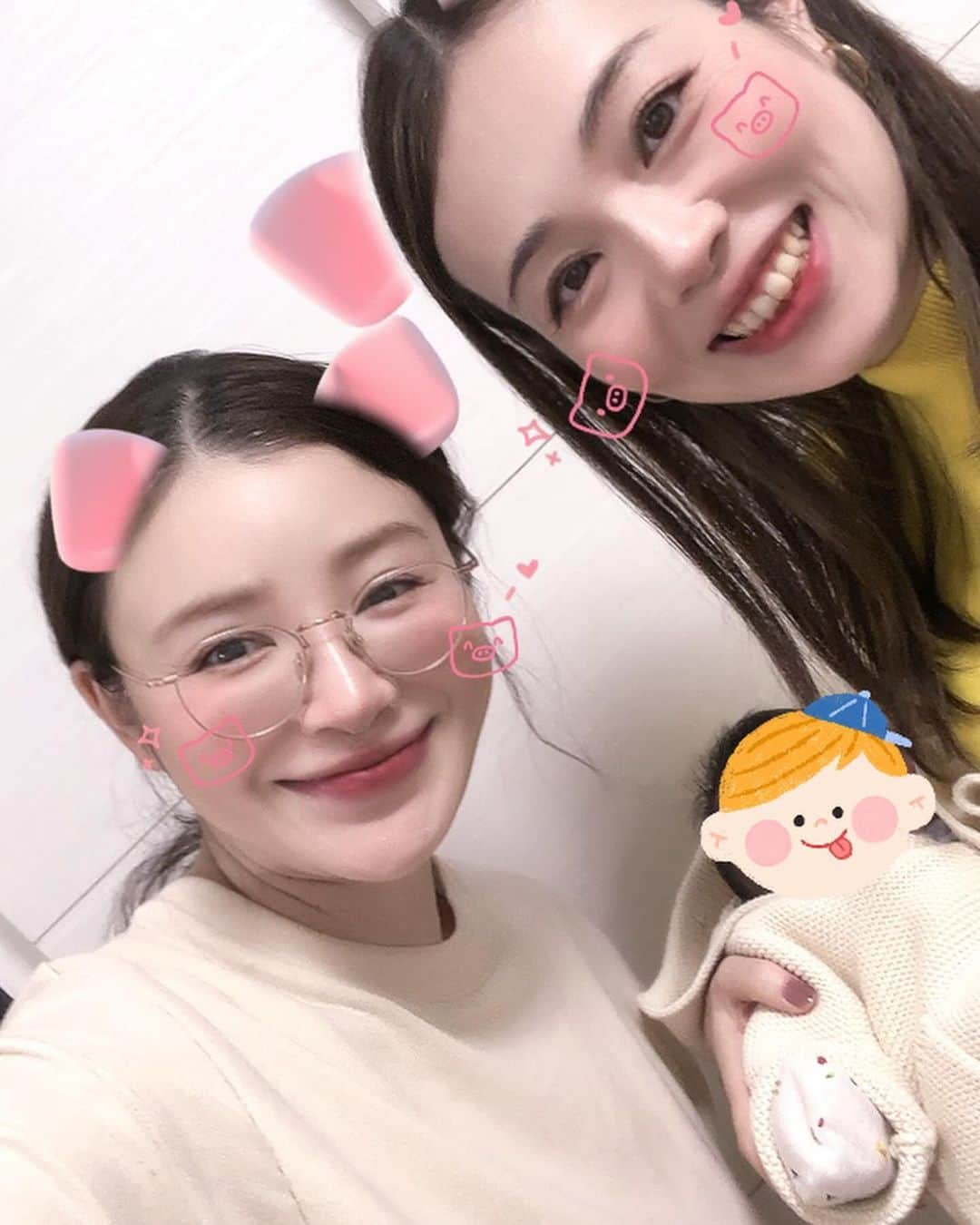 手島優のインスタグラム：「・  ヨーコちゃんが会いに来てくれたよ❤️  可愛いクマさんのお洋服🐻と　 ハーブティー🫖とむくみと疲れに効果が期待できるドリンクまでお祝いで貰っちゃった🎁 　  ハーブティーにハマってるのもむくみも直接伝えたわけじゃないのにちゃんと見て調べてくれてるの嬉しい🥰　  ありがとう💕　 　 ・  てじベビに早速🐻着せてみた〜🧡きゃわ😍 外出の時用のアウター欲しかったし可愛いしとっても嬉しい😍🌟　  ありがとう♡ありがとうぅぅぅ✨🥹🤩 　 　 ・　  ヨーコちゃんの お誕生日祝いも出来て良かったぁ〜🎂  🎂ろうそくに火つけて洗面所で待機してたんだけど めっちゃいいリアクションしてくれた笑 サプライズ大成功でした🙆  ふふふふふ🙃😘  お誕生日おめでとう㊗️  　 　 　  #ありがとう　#おめでとう　#出産祝い　#嬉しい　#癒し #誕生日　#出産　#産後　#お祝い」