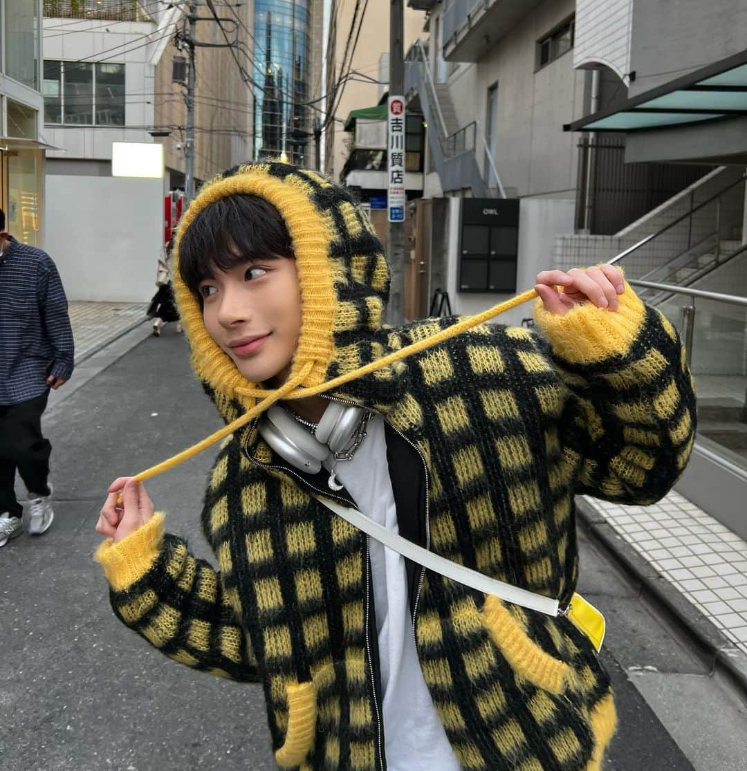よしあきのインスタグラム：「秋が来ると思ってベランダ掃除したのに急に寒くなってもうベランダ出れない秋どこ？⛄️💛」