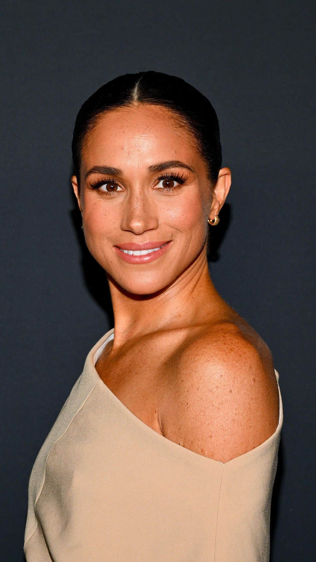 ELLE UKのインスタグラム：「The #DuchessofSussex made a rare red carpet appearance at the Variety Power of Women event. The mother-of-two glowed in a camel-hued @ProenzaSchouler dress, which she paired with a clutch from the same brand and shoes from @Aquazzura.」