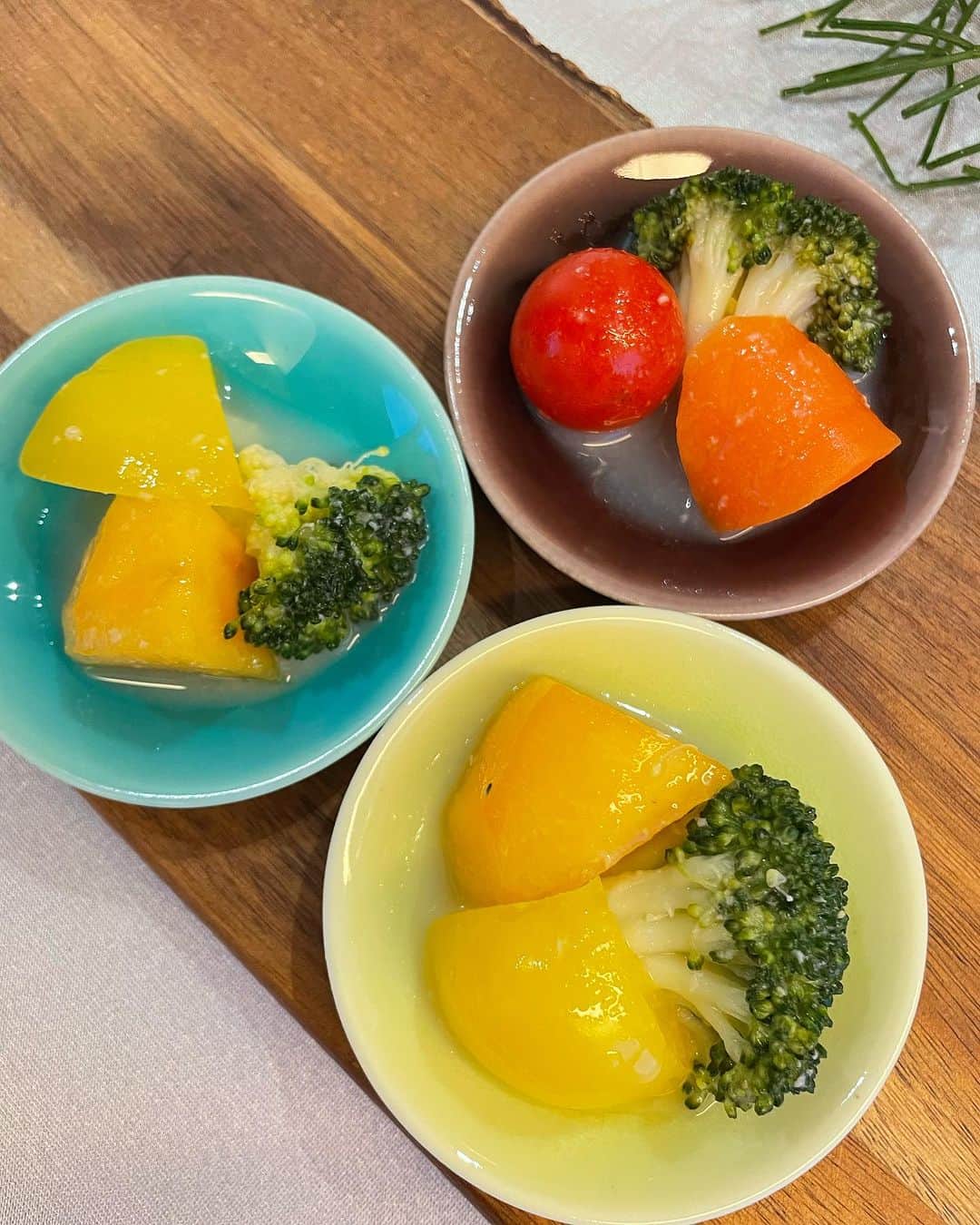 小川薫さんのインスタグラム写真 - (小川薫Instagram)「【甘酒】 . 先日、奈良に行ったときに立ち寄った今西清兵衛商店で いつもは「日本酒」をたくさん買うのですが今回はずっと気になっていた春鹿の「甘酒」も購入。私のお気に入り甘酒ベスト3に入る美味しさです！  サラッとスッキリした飲み口の甘酒で「甘酒ピクルス」を作りました。外食が続くと野菜不足になりがちなので、朝や出かける前に戴きます。 日本酒は「ひやおろし」と「零下二百十日熟成」をこちらもスルスルとそれぞれ2本すでに完飲。 大量に送ったのですが足らなかった笑  「あまから手帖」11月号も奈良特集でしたね。行きたいお店がたくさんあるのでまた伺います‼︎ . #甘酒　#春鹿　#今西清兵衛商店  #甘酒ピクルス#salondeclover  #サロンドクローバー #小川薫　 #料理研究家　#テーブルコーディネーター #堀江公園 #料理教室　#料理教室大阪　#大阪料理教室」11月17日 20時13分 - salondeclover