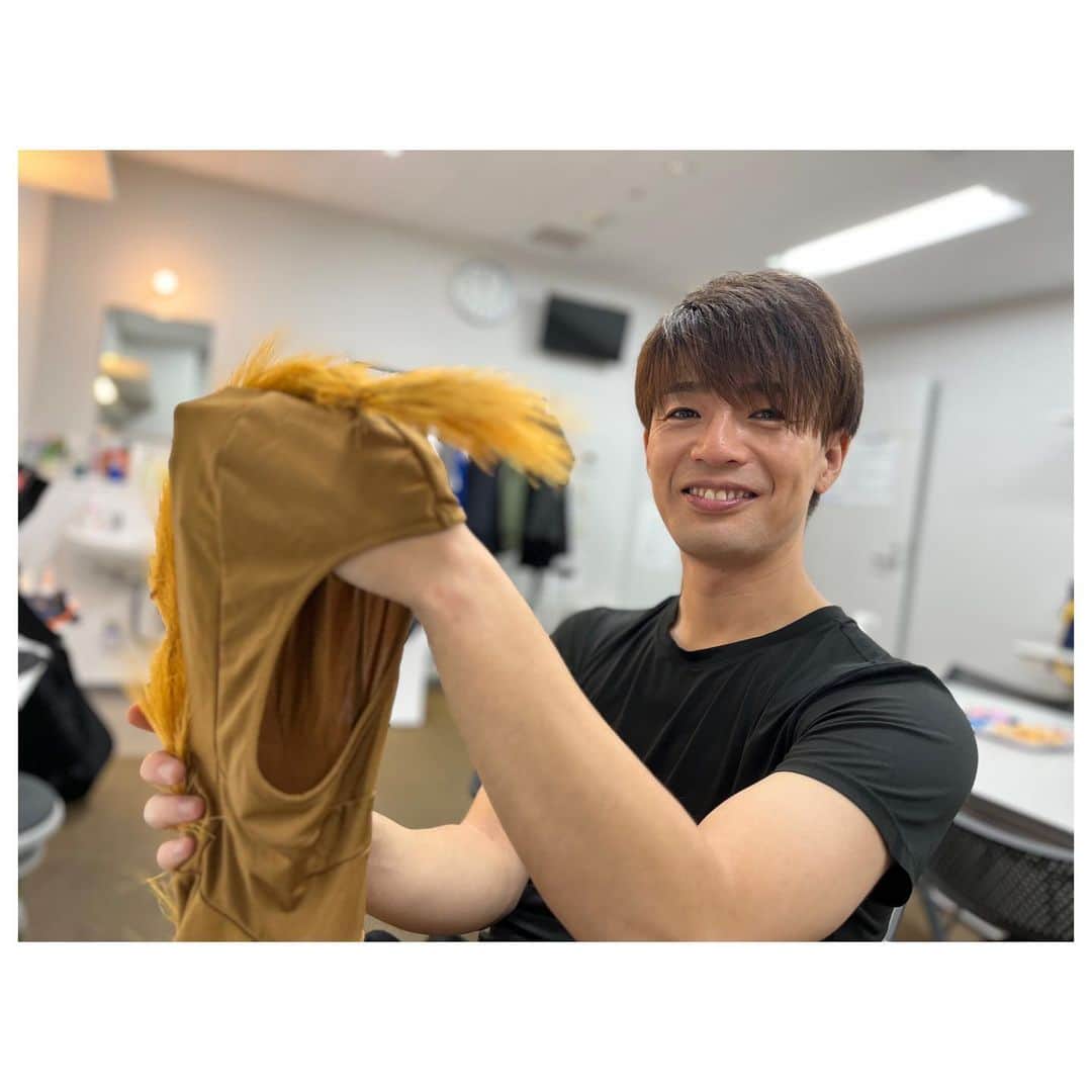 藤本聖さんのインスタグラム写真 - (藤本聖Instagram)「昨日はよしもと幕張イオンモール劇場で 「劇団前野　シン・500円ミュージカル-LIONnoYATSU-」でした  過去作の再公演にはなるんですがメンバーや内容も一部変更があったりと間違いなく過去最高傑作  この公演のいいところはとにかく幸せな気持ちに包まれるところ  ひたすら楽しい仲間達と最高の空間を創り上げた90分となりました  ただ帰る時に泊まるホテルの都合で他のみんなが同じバスに楽しく乗り込んでいくなか、自分だけ別のタクシーに寂しく乗り込むドナドナの悲劇が待ち構えているとは知る由もありませんでした  最後の写真が僕が覚えている昨日最後の景色です…  ※もう少し配信チケットが伸びたら配信延長の可能性もあるらしいので是非みなさんよろしくお願いします！  #劇団前野 #シン・500円ミュージカル #LIONnoYATSU」11月17日 20時08分 - kasoku_mossan