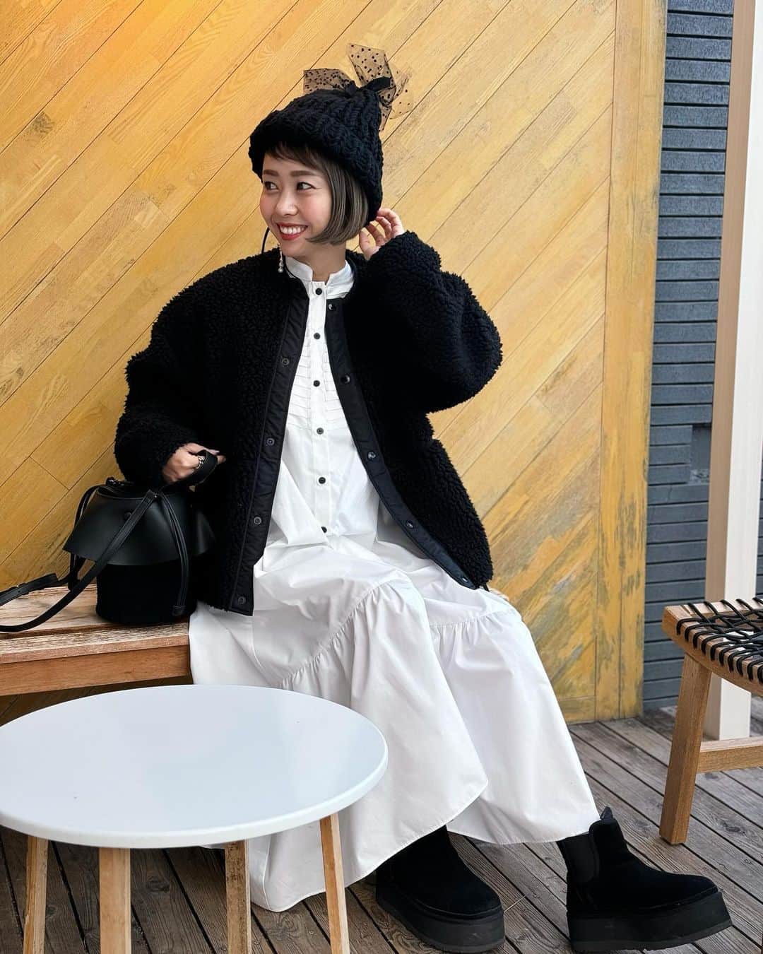 松本亜希のインスタグラム：「・ 今日の私☺︎  one-piece: #akiron_verofonna  outer:  @hyke_official  bag: #akiron_donoban  hat: @linkable_official  shoes: @ugg  pierce: @uiqut   相変わらずお気に入りのシャツワンピース♡ 寒くなってきたので毎年活躍する @hyke_official と合わせたらそれも可愛かった♡ ハイクのボアと鞄のボア合わせが好き❤️  合わせたニット帽は届くのを楽しみにしていた @linkable_official 💙　  ピアスは新作の @uiqut ☺︎ 今季のユイクトは色々めちゃかわです♡ 20日のお昼12時ごろから恒例の新作ライブお手伝いさせてもらいますので是非見てくださいねー🩷🩷 __________________________ #ootd #coordinate #コーディネート #outfit #fashion #ファッション　 #コーデ #ママコーデ#男の子ママ」