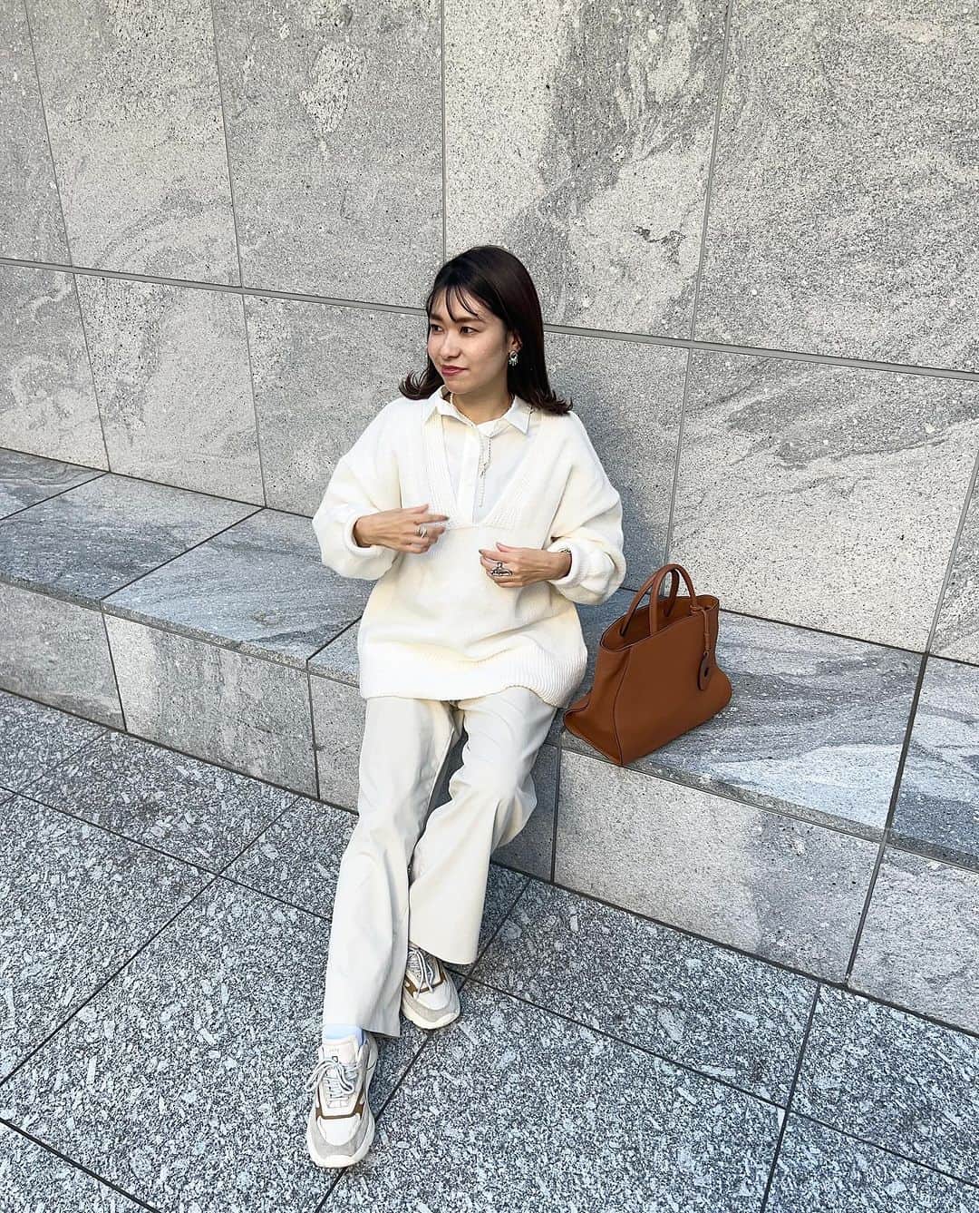 吉田奈央さんのインスタグラム写真 - (吉田奈央Instagram)「ホワイトコーデにスニーカーでカジュアル♡👟  @apretro_official の深Vが着回し抜群で大活躍です♡  私はシャツで合わせたけど薄めタートルネックとかにも 合いそうだわ🥹  #PR#apretro#アプレトロ#カジュアルコーデ#スニーカーコーデ#30代ママコーデ」11月17日 20時09分 - nao70818