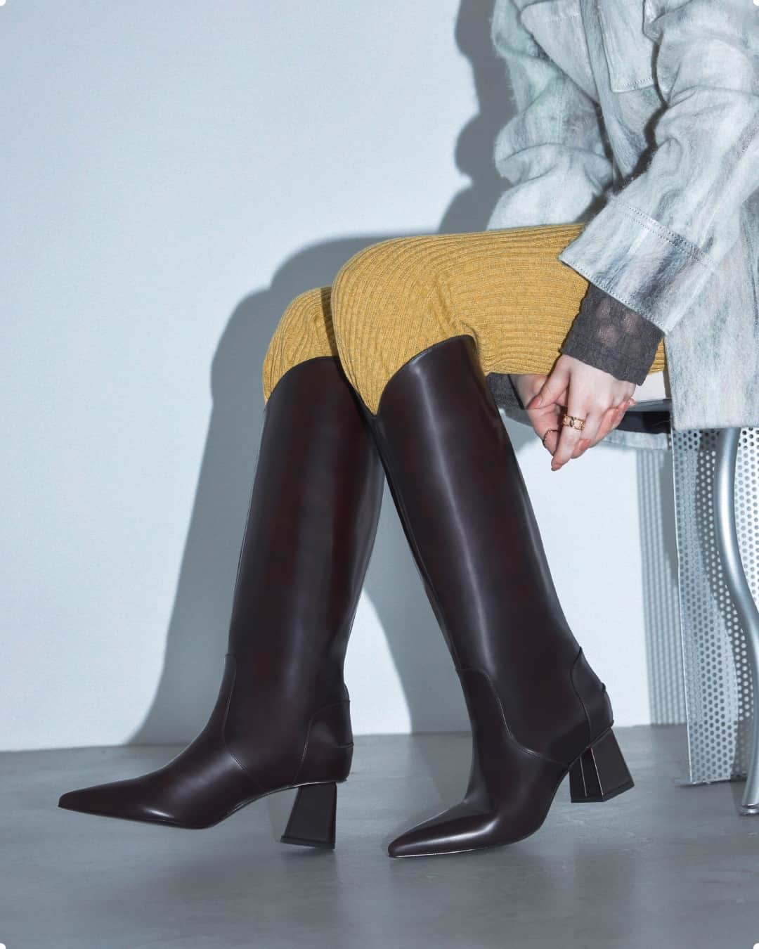 CHARLES & KEITH JAPAN CHARLES & KEITHのインスタグラム：「⁠【WINTER 2023 with @kanakomomota_official】⁠ 履き口のカッティングや、ポインテッドトゥが特徴のウェスタン風のロングブーツが全体を引き締め、モードなスタイルの完成。⁠ ⁠ Lucinda ルシンダ トラペーズヒールロングブーツ⁠ (Article No. CK1-90280057)⁠ ⁠ #CharlesKeithFW23⁠ #チャールズアドキース⁠ @nylonjapan⁠ ⁠ MODEL: KANAKO MOMOTA​⁠ PHOTOGRAPHY: SHOTARO YAMAGOE​⁠ STYLING: HIROMI NAKAMOTO(SIGNO)​⁠ HAIR&MAKEUP: HITOMI MATSUNO​」