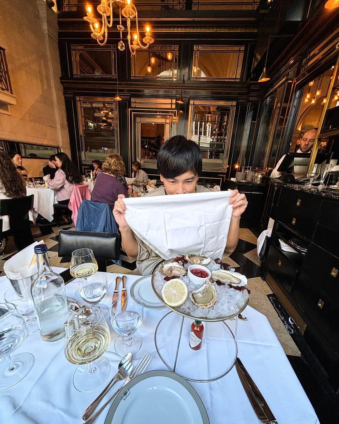 鄭元暢のインスタグラム：「離開倫敦前  拜訪一下歷史悠久的餐廳 #london #josephtoday」