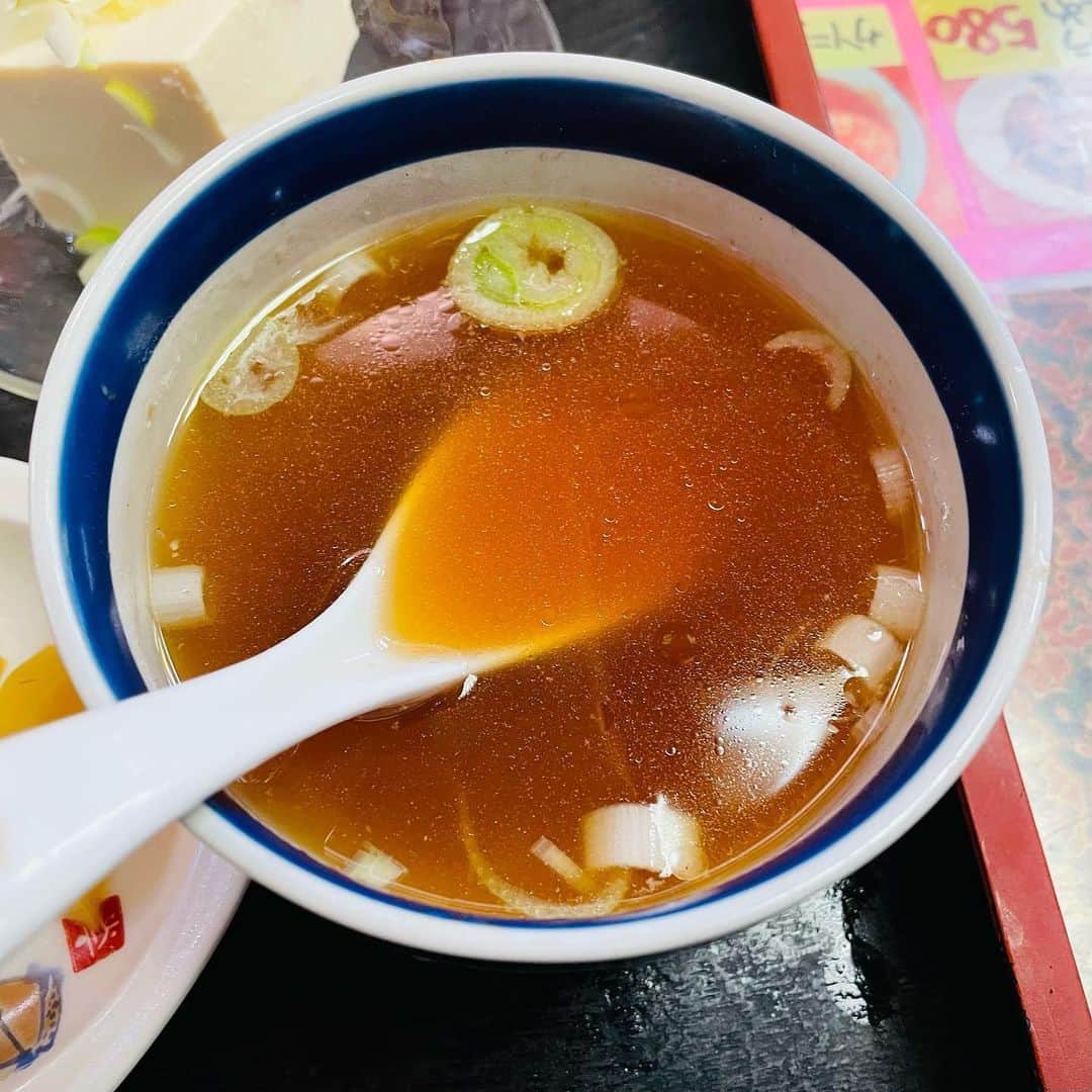 渡部おにぎりさんのインスタグラム写真 - (渡部おにぎりInstagram)「【吉田屋】新代田  ・牛丼 ・五目チャーハン ・生姜焼き定食  やっと行けた！笑 帰り道結構気になってたお店だったので嬉しい！ お店はいわゆる町中華の店です！ しかし、中華なのにオムライスやカレーがあったりとなんとも素敵なお店！ 僕はチャーハンと牛丼を頂きました！どちらも手作り感があってどこか懐かしさを感じました！ 食べすぎ？  #飯テロ#グルメ#日本美食#全国美味いもの巡り#外食#東京グルメ#instafood#yuumy#金の国#渡部おにぎり #下北沢#下北沢グルメ#新代田#新代田グルメ#牛丼#五目チャーハン」11月17日 20時11分 - watabe_onigiri