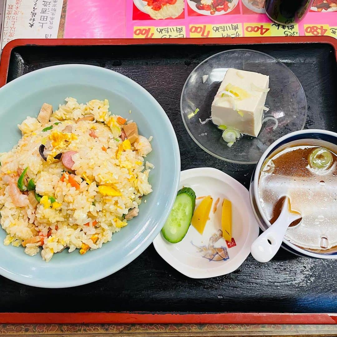 渡部おにぎりさんのインスタグラム写真 - (渡部おにぎりInstagram)「【吉田屋】新代田  ・牛丼 ・五目チャーハン ・生姜焼き定食  やっと行けた！笑 帰り道結構気になってたお店だったので嬉しい！ お店はいわゆる町中華の店です！ しかし、中華なのにオムライスやカレーがあったりとなんとも素敵なお店！ 僕はチャーハンと牛丼を頂きました！どちらも手作り感があってどこか懐かしさを感じました！ 食べすぎ？  #飯テロ#グルメ#日本美食#全国美味いもの巡り#外食#東京グルメ#instafood#yuumy#金の国#渡部おにぎり #下北沢#下北沢グルメ#新代田#新代田グルメ#牛丼#五目チャーハン」11月17日 20時11分 - watabe_onigiri