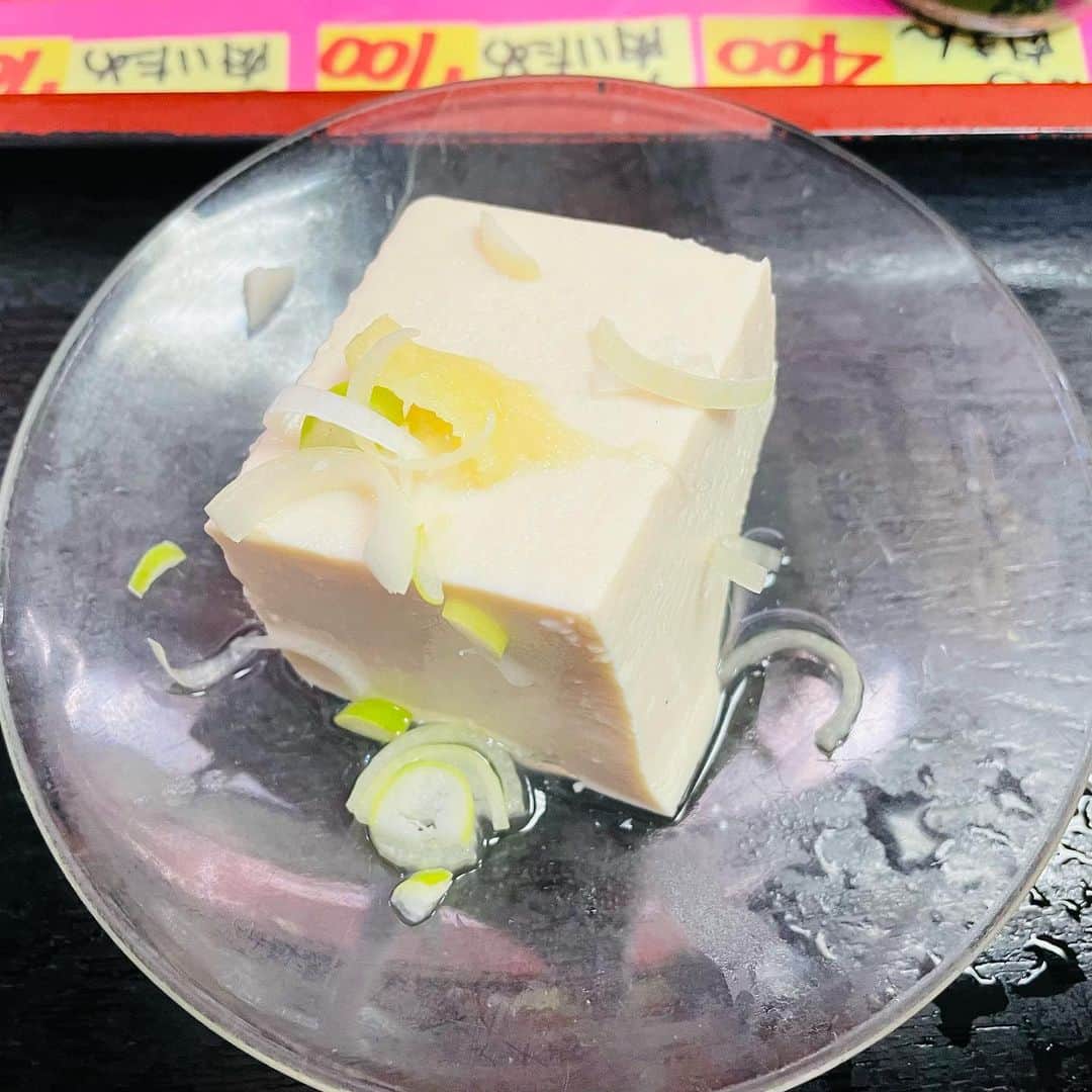 渡部おにぎりさんのインスタグラム写真 - (渡部おにぎりInstagram)「【吉田屋】新代田  ・牛丼 ・五目チャーハン ・生姜焼き定食  やっと行けた！笑 帰り道結構気になってたお店だったので嬉しい！ お店はいわゆる町中華の店です！ しかし、中華なのにオムライスやカレーがあったりとなんとも素敵なお店！ 僕はチャーハンと牛丼を頂きました！どちらも手作り感があってどこか懐かしさを感じました！ 食べすぎ？  #飯テロ#グルメ#日本美食#全国美味いもの巡り#外食#東京グルメ#instafood#yuumy#金の国#渡部おにぎり #下北沢#下北沢グルメ#新代田#新代田グルメ#牛丼#五目チャーハン」11月17日 20時11分 - watabe_onigiri