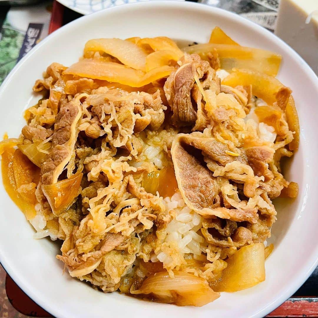 渡部おにぎりさんのインスタグラム写真 - (渡部おにぎりInstagram)「【吉田屋】新代田  ・牛丼 ・五目チャーハン ・生姜焼き定食  やっと行けた！笑 帰り道結構気になってたお店だったので嬉しい！ お店はいわゆる町中華の店です！ しかし、中華なのにオムライスやカレーがあったりとなんとも素敵なお店！ 僕はチャーハンと牛丼を頂きました！どちらも手作り感があってどこか懐かしさを感じました！ 食べすぎ？  #飯テロ#グルメ#日本美食#全国美味いもの巡り#外食#東京グルメ#instafood#yuumy#金の国#渡部おにぎり #下北沢#下北沢グルメ#新代田#新代田グルメ#牛丼#五目チャーハン」11月17日 20時11分 - watabe_onigiri