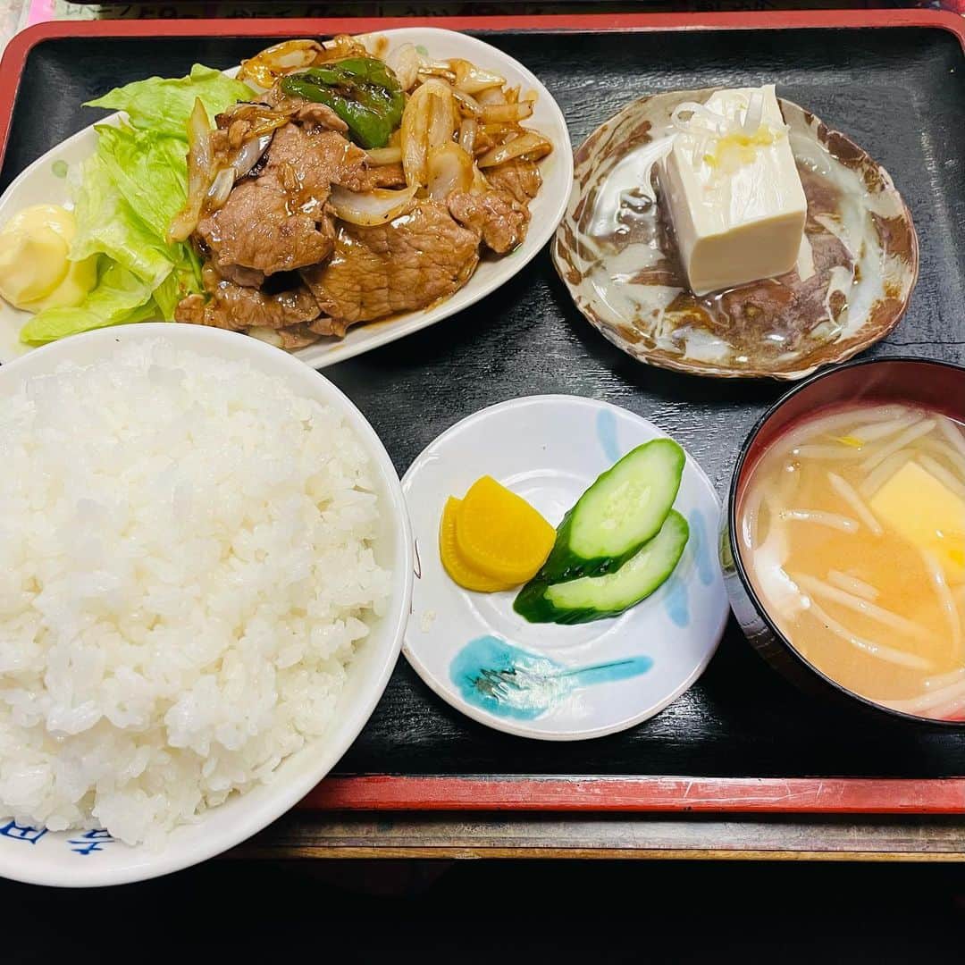 渡部おにぎりさんのインスタグラム写真 - (渡部おにぎりInstagram)「【吉田屋】新代田  ・牛丼 ・五目チャーハン ・生姜焼き定食  やっと行けた！笑 帰り道結構気になってたお店だったので嬉しい！ お店はいわゆる町中華の店です！ しかし、中華なのにオムライスやカレーがあったりとなんとも素敵なお店！ 僕はチャーハンと牛丼を頂きました！どちらも手作り感があってどこか懐かしさを感じました！ 食べすぎ？  #飯テロ#グルメ#日本美食#全国美味いもの巡り#外食#東京グルメ#instafood#yuumy#金の国#渡部おにぎり #下北沢#下北沢グルメ#新代田#新代田グルメ#牛丼#五目チャーハン」11月17日 20時11分 - watabe_onigiri
