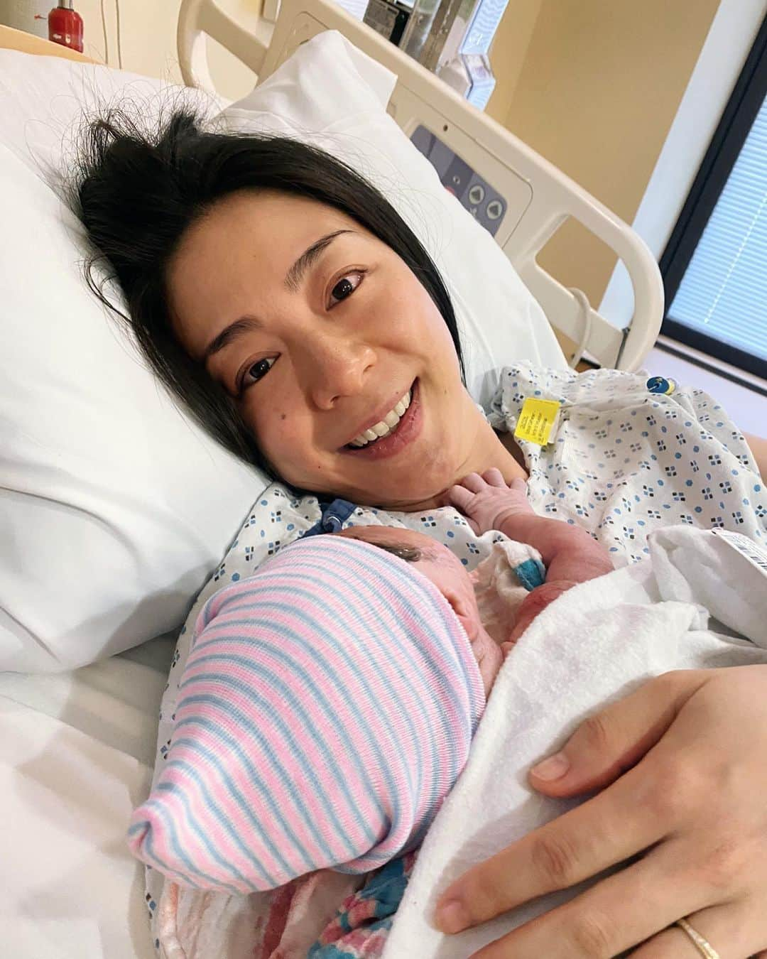 Ka-Naのインスタグラム：「キャプションを入力…My girl was finally born yesterday afternoon! We’re so lucky to have her in our family!!! It was only one day late from her due day. I used “epidural” this time, and it was sooooo great! I still had to endure for my heavy contractions for 7 hours, but after that, even when I was giving birth for her, it was painless. Can’t you believe that??? How great is that!!! I didn’t use it for my son, so it was such a nice experience :) Of course, I started feeling all pain after giving birth though lol. But I’m so glad that I chose it ;) Anyway, thank you so much for supporting and cheering me up guys!!! Have a wonderful day!!!  11月16日の午後、ブルックリンで無事に元気な女の子を出産しました！ 息子の時は自然分娩だったので、今回はアメリカの主流である無痛分娩にしてみました♪ 無痛分娩とは言え、陣痛が始まってから病院に行くまで、そして病院に着いてから薬を使用して効き始めるまでは辛い陣痛に耐えなくてはいけないので、それはそれは壮絶でしたが、それでも産む時に痛みがないのは本当に楽でした！！！ 産んだ後はもちろん、自然分娩の時と同様にほんの少し体を動かすのも痛くてトイレも一苦労ですが…笑。 とにかく、応援してくださったみなさん、本当にありがとうございました！！！ 取り急ぎこちらでもご報告でした〜(*ﾟ▽ﾟ*)♪  #初めてのNY出産 #無痛分娩 #めちゃ楽やった #可愛い女の子 #植村花菜 #kanauemura」