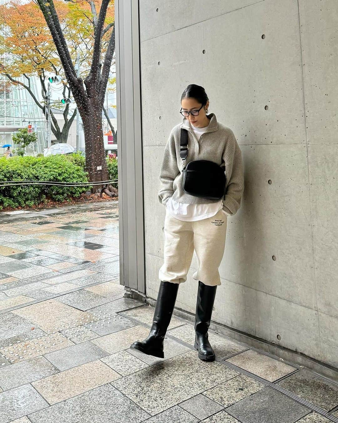 Rienaのインスタグラム：「・ 今日も展示会へ  @blackbymoussy_official のニットが今日の気温にベストだった✨  家を出る時大雨だったからブーツ必須🥴☔️  今日も楽しい一日でした♪  #Riena#展示会」