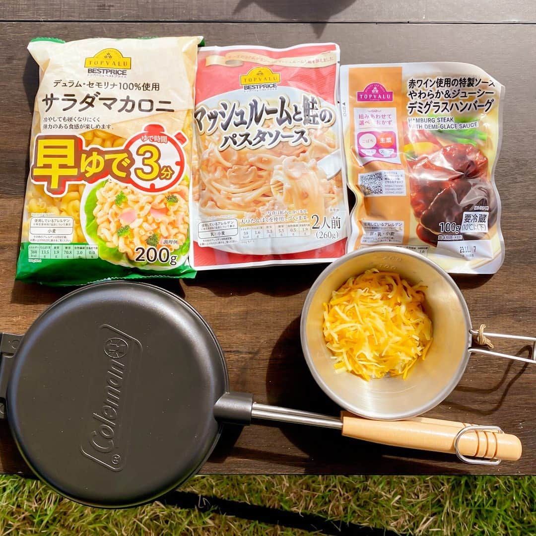 Coleman Japanさんのインスタグラム写真 - (Coleman JapanInstagram)「【アドバイザリースタッフ "ソロキャンプ飯" 🍳】  こんにちは！コールマン アドバイザリーショップ 京都宇治店 の土橋です。いま、コールマンではソロキャンプ飯コンテストを開催しています♫  そこで僕もダブルパンクッカーを使って、コンビニでも手に入る食材で作れる簡単なソロキャンレシピを考えて、早速キャンプで作ってきたのでご紹介します👍  ＜レシピ＞ ダブルパンクッカーで作る「マカロニハンバーググラタン🥘」  材料： 早ゆでマカロニ パスタソース チルドハンバーグ  作り方： ① ダブルパンクッカーの片方でマカロニと浸るくらいの水を入れて中火で茹でる。 ② ど真ん中にチルドハンバーグを入れ、周りのマカロニにパスタソースをかけ、全体にチーズをかけ蓋をする。 ③ 弱火でクツクツ煮込み、いい匂いがしたら完成！  マカロニをサトウのごはんに変えればドリアになったり、使うパスタソースで色々な味を楽しめるレシピになってますので是非作ってみてください😊  📷👨‍🍳： アドバイザリーショップ 京都宇治店 スタッフ 土橋 @coleman_advisoryshop  *****************************************  ＼あなたのレシピ大募集！／  コールマン "ソロキャンプ飯" コンテストに応募しよう。入賞者の方には「コールマンの焚き火ギア＆ランチボックス」プレゼント。さらに、採用レシピはコールマン公式サイトやSNSでご紹介します🎁  ＜応募方法＞ ✔️ コールマン公式Instagramをフォロー ✔️ コールマンギアを使って考案したレシピの写真や動画を撮る ✔️ 指定ハッシュタグをつけてレシピを投稿  #私のコールマンレシピ #チームソロキャンプ飯  応募期間：2023/8/21〜11/30  ※入賞者はDMでお知らせします ※非公開設定の方は対象外となります  ▶︎キャンペーンページ https://www.coleman.co.jp/special/recipecampaign/  *****************************************  ・  #灯そうColeman #灯そうコールマン #灯そう #Coleman #コールマン #Camp #キャンプ #Outdoor #アウトドア #ダブルパンクッカー #アウトドア料理 #アウトドア飯 #キャンプ飯 #キャンプご飯 #キャンプ料理 #キャンプごはん #アウトドアレシピ #キャンプレシピ #ソロキャンプ飯 #私のコールマン #コールマンアドバイザリーショップ #コールマンアドバイザリーズ」11月17日 20時12分 - coleman_japan