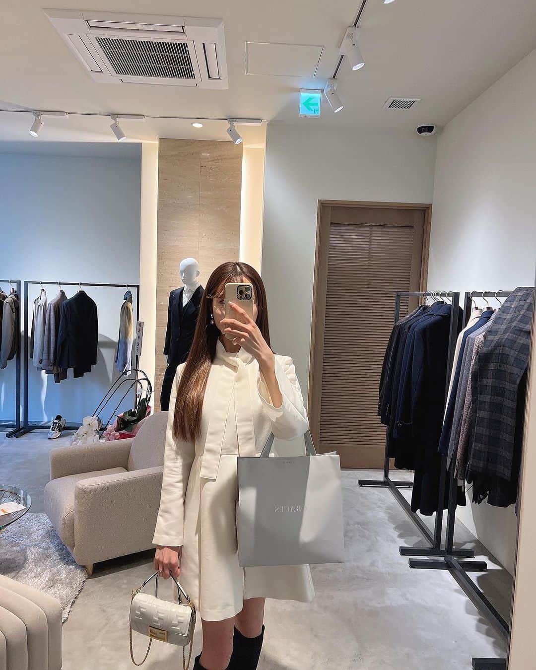Isakoさんのインスタグラム写真 - (IsakoInstagram)「表参道でお買い物🤍🦢  前から気になっていた表参道にオープンした 可愛いブランド @craces_official 🫧  ご縁がありオープン早々 お邪魔させていただきました🤍  リボンタイの高級感あるドレス👗 お気に入りでブラックも購入✨✨  #ワンピース#お買い物#デートコーデ#大人かわいい#表参道#omotesando#ホワイトコーデ」11月17日 20時23分 - ichaaako