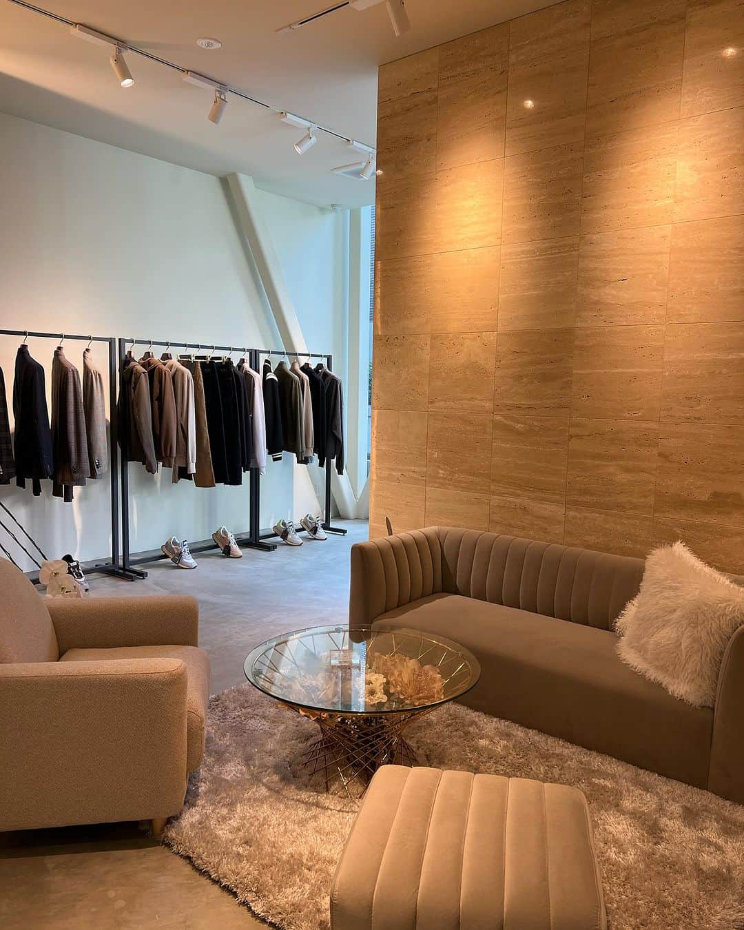 Isakoさんのインスタグラム写真 - (IsakoInstagram)「表参道でお買い物🤍🦢  前から気になっていた表参道にオープンした 可愛いブランド @craces_official 🫧  ご縁がありオープン早々 お邪魔させていただきました🤍  リボンタイの高級感あるドレス👗 お気に入りでブラックも購入✨✨  #ワンピース#お買い物#デートコーデ#大人かわいい#表参道#omotesando#ホワイトコーデ」11月17日 20時23分 - ichaaako
