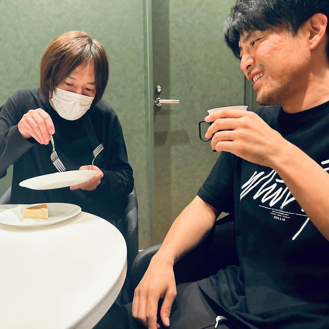 back numberのインスタグラム：「栃木県へ旅行に行かれた和也さんからチーズケーキを差し入れにいただきました‼️  メンバーもスタッフも「美味しい！」と絶賛でした🧀☕️  #backnumber #bn_manager_diary」