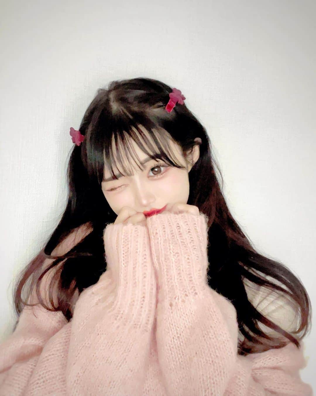 中井りかのインスタグラム：「♡@tobiayatobi ♡ ⌖ ꙳ ✧  人間にしてもらいました🌧️🤍笑 つやんつやんかみのけ〜.ᐟ.ᐟ 赤💄💭このしゃしんでは何も伝わらないのだけれど.ᐟ.ᐟﾜﾗ あやさんのインスタに飛んでくれ〜い」