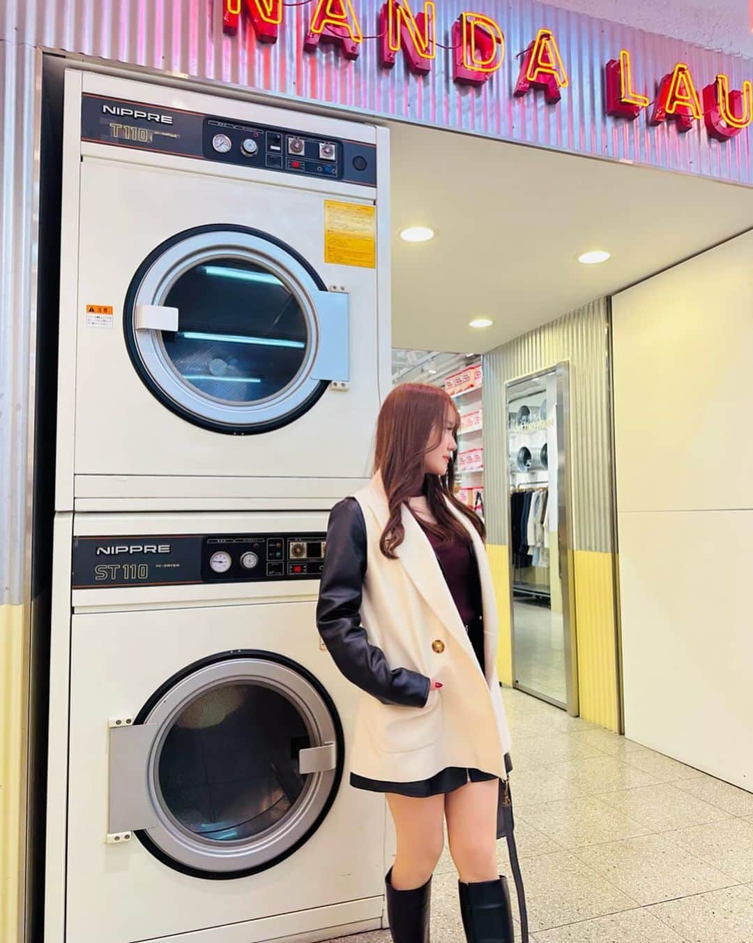 あだちまみのインスタグラム：「. 韓国trip🇰🇷 可愛いお店いっぱいだった📷  #本日のコーデ#outfit #ポートレート#撮影 #撮影モデル#関西被写体#インフルエンサー #ビジネス#副業#事業#女性企業#美容 #ビジョビ#ビジョスタ#女性経営者」