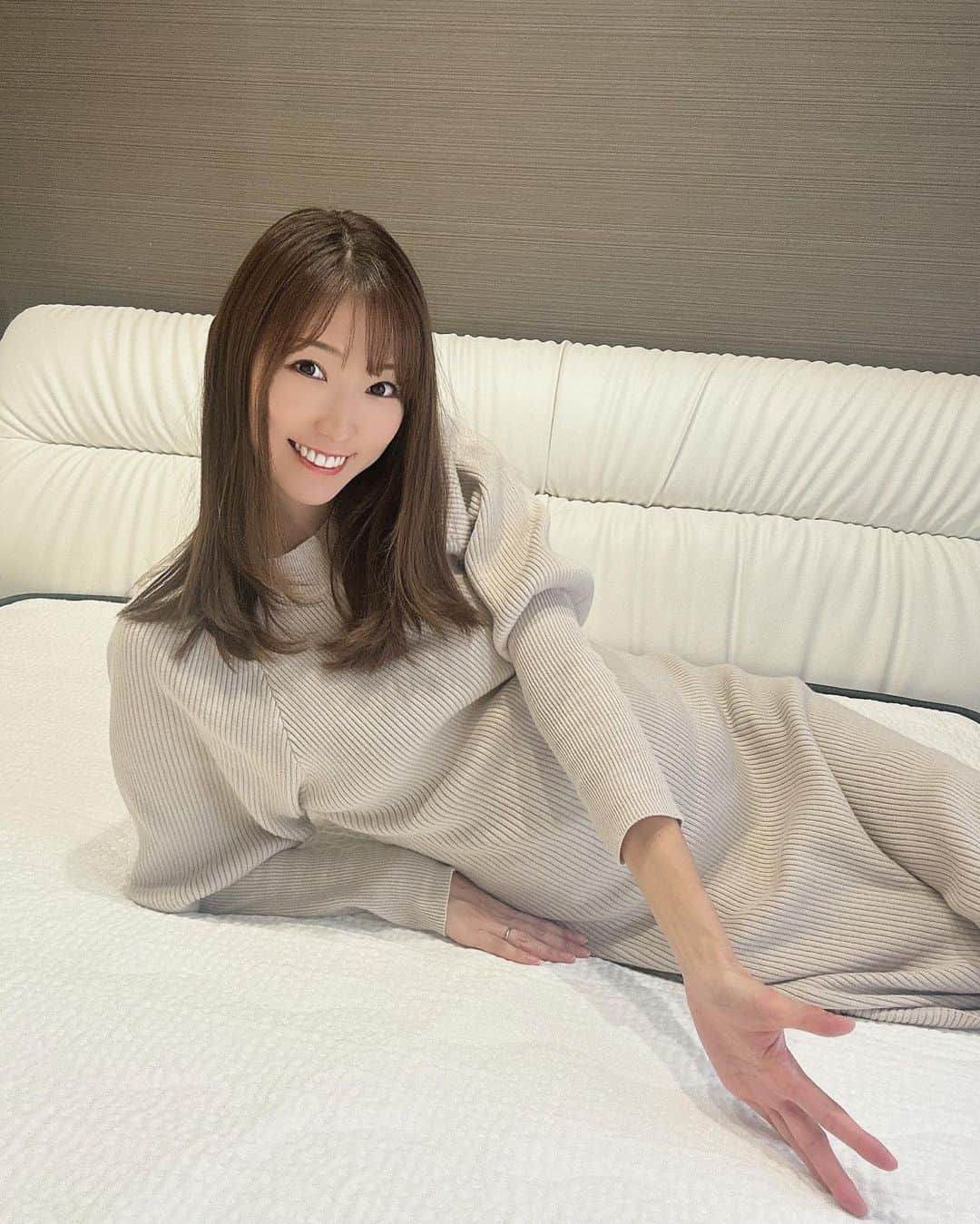 美波千夏さんのインスタグラム写真 - (美波千夏Instagram)「. インスタで見かけて気になっていた “NELLマットレス“が我が家にもきましたー🩷　  @nell_mattress  マットレスって自分のからだにあってるかどうか 2週間くらい寝てみないとわからないらしい！  ネルマットレスは120日間のトライアル期間があるから 実際に自宅で寝てみてマットレスを選べるよ！ とっても嬉しいポイント☝️✨✨  自然な寝返りをサポートしてくれるから からだへの負担が減るそうで💤✨✨ 妊娠後期に入って寝返りがキツいから寝苦しくて💦 ネルマットレスで寝るのが今から楽しみ🩷  また2週間後にレポします🩷  【全サイズ10%OFFクーポンコード】chinatsu 購入はこちら @nell_mattress  #PR  #NELLマットレス  #NELL  #ネル  #ネルマットレス」11月17日 20時16分 - chinatsu_minami