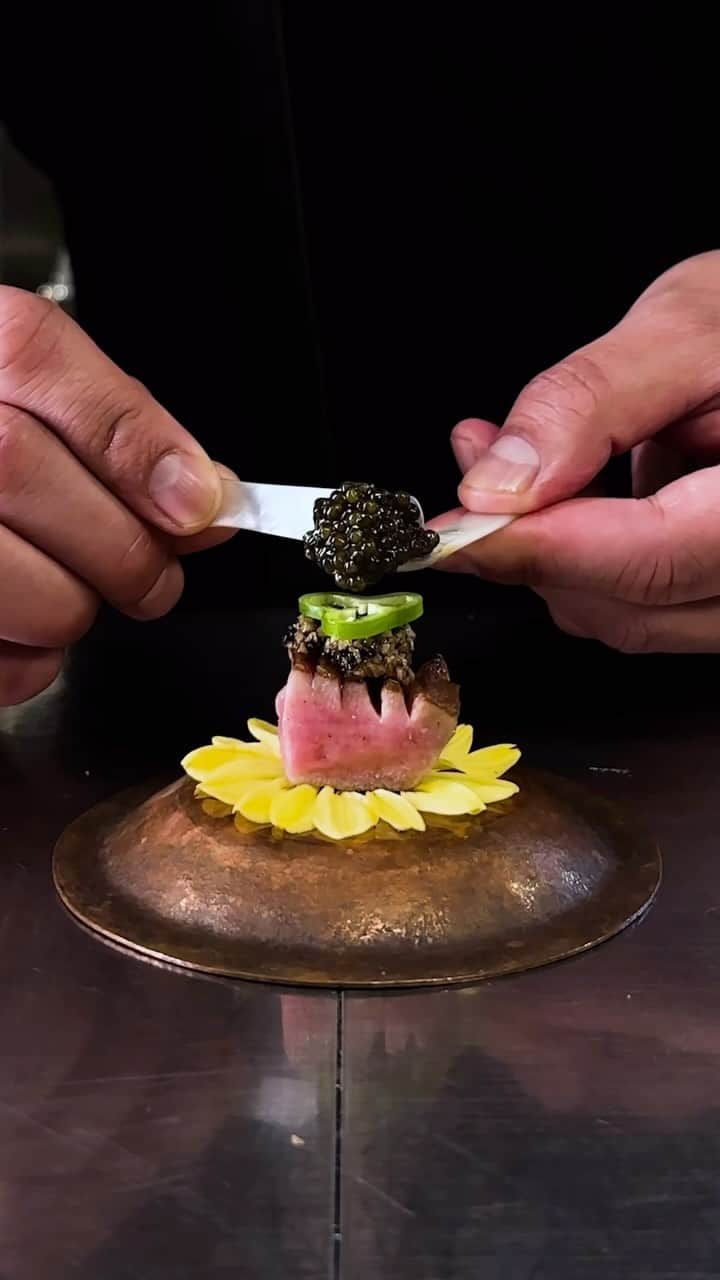 HAMADAHISATOのインスタグラム：「Life is like a flower broom🌼 This is our signature tongue caviar. Go broom yours🔥 . #wagyumafia #wagyu #tongue #caviar #itterasshai #umai」