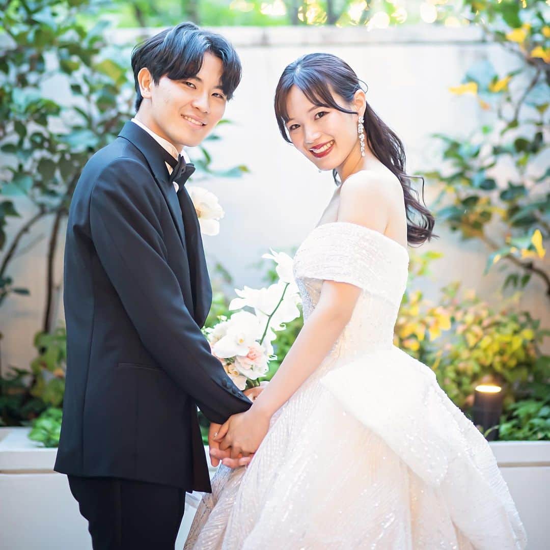 ベストブライダル公式のインスタグラム：「~ 他の投稿はこちらから @bestbridal.jp 抜け感ある可愛さがお洒落な花嫁さまコーディネート~  ウエディングドレス→ウエディングへの お色直しをされたお洒落花嫁さま  マーメイドドレスからキラキラのグリッタードレスへ 印象をがらっと変えたコーディネートがとても素敵♡  会場の雰囲気やコーディネートも テラコッタやピンクを基調にして 韓国ウエディングのような世界を叶えました 　 こちらの花嫁さまの会場 →ストリングスホテル名古屋 @strings_nagoya_wedding   ﹋﹋﹋﹋﹋﹋﹋﹋﹋﹋﹋﹋﹋﹋﹋﹋﹋﹋﹋﹋﹋﹋  \ウェディングフォト募集中/ @bestbridal.jp をフォローして、 お写真の投稿をお待ちしております  当アカウントでリグラムOKなベストブライダルの卒花嫁orプレ花嫁の皆様は、#ベストブライダル花嫁 もしくは #BB花嫁 のハッシュタグをつけて投稿をお願いします🌿  ※BB花嫁に投稿があったお写真をリグラムする際は、 個別にご連絡は行っておりません。予めご了承ください  \ブライダルフェアの予約について💐/  アカウントプロフィールのURL先、 各会場のHPもしくはDMよりご予約を承っております。 どんな式場が自分に合うかわからない、結婚式をするか迷っている...など些細なご質問でもお気軽にDMにてご相談ください✴︎」