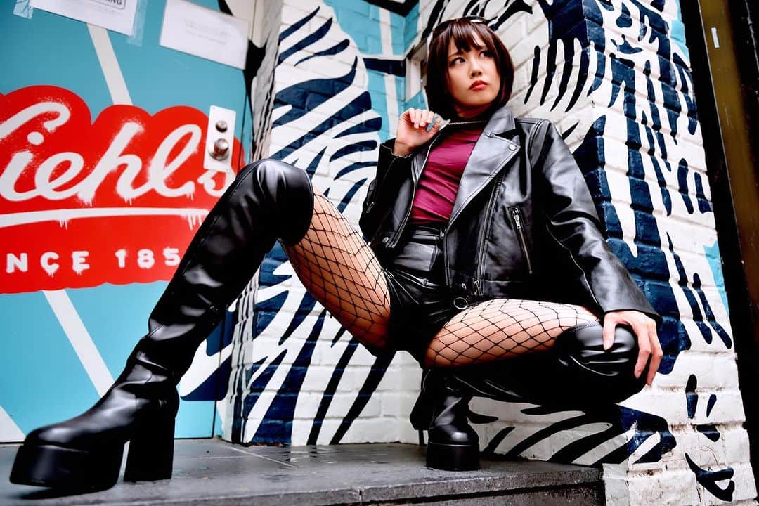 杉絵里香のインスタグラム：「雨で寒かったけどカメラマンさんもがんばってくれたおかげでROCKでカッコいい写真が出来上がりました😊🎸🎵 . 衣装揃えたかいあります✨ ありがとう〜💕 . 自由の女神の前に 反逆のエリカ参上❗️😎笑 . . #撮影  #被写体  #ポートレート  #portrait  #model  #photo  #photography  #fashion  #japanesegirl  #japanesemodel  #followme #美脚  #ショートヘア  #カメラマンさんと繋がりたい  #写真好きな人と繋がりたい  #キリトリセカイ  #ファインダー越しの私の世界  #杉絵里香」