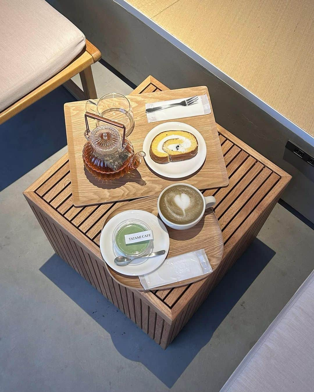 梅村奈央のインスタグラム：「畳屋さんの中にあるカフェ #tatamivillage 🍵 ほうじ茶ラテ(オーツミルクに変更)と抹茶プリンを頼んだんだけど、程よくの甘さで本当に美味しかった😭 甘すぎるのが苦手な私なので本当ありがたかったです✨ 畳屋さんっていうと入りにくいイメージかもしれないんだけど、全然そんなことなくて凄く入り口もおしゃれで、畳のコースターとかも売られてて、気になってます😌 それにしても本当美味しかったし、お店の方もすごく暖かくて素敵な空間だったなぁ☺️また行きたい🍵 #福島カフェ #須賀川カフェ #畳カフェ #抹茶スイーツ」