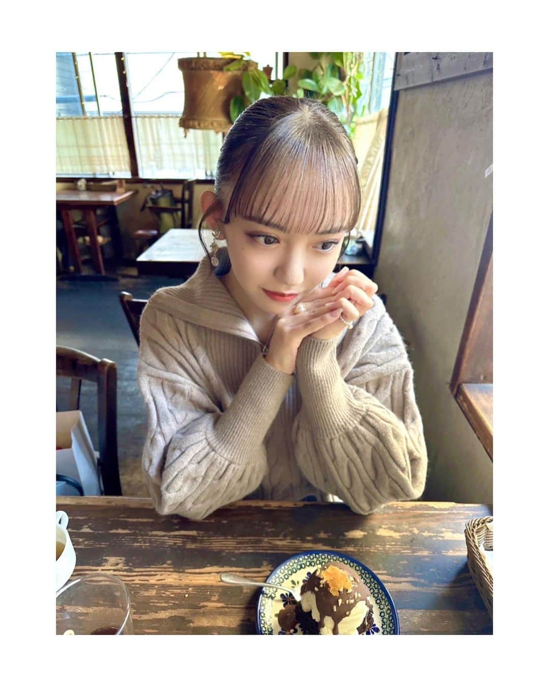川瀬あやめ（ukka）さんのインスタグラム写真 - (川瀬あやめ（ukka）Instagram)「・ お休みの日にゆっくりカフェでお話する時間幸せすぎ！！ 余裕で3時間は喋っちゃうの私あるある😁  #ロジェカフェ #恵比寿カフェ #ブラウニー #ポニーテール #川瀬あやめ #ukka」11月17日 20時20分 - ayame_kawase