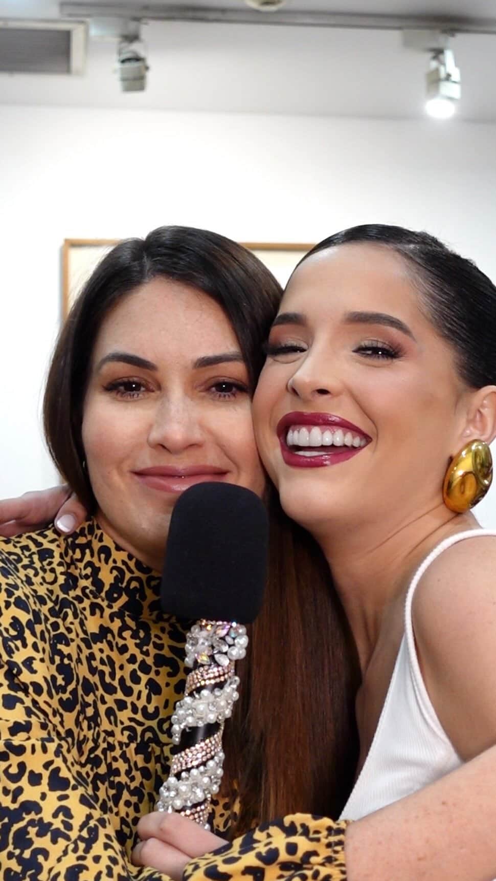 María Gabriela Isler Moralesのインスタグラム：「Cómo estamos en épocas del Miss Universo , El #MissCrophone 🎤no podía dejar pasar la oportunidad de entrevistar a alguien que admiro mucho 💖 @gabrielaisler Ya han pasado 10 años desde su concurso y para mi Molly es ejemplo de disciplina, elegancia y dulzura. Una de las personas que más me inspiró a convertirme en miss, mi Molly siempre serás INSPIRACIÓN 🌟 Tag a la próxima persona que les gustaría ver en El MissCrophone 🎙️  As are we in the time of Miss Universe, The #MissCrophone 🎤couldn’t pass up the opportunity to interview someone I admire a lot 💖 @gabrielaisler It’s been 10 years since her contest and for me Molly is an example of discipline, elegance and sweetness. One of the people who most inspired me to become a miss, my Molly, you will always be an INSPIRATION 🌟 Tag the next person you would like to see on The MissCrophone 🎙️」