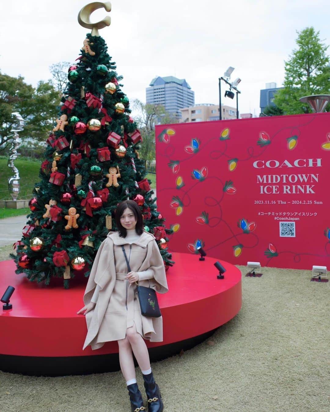 桜田ひよりのインスタグラム：「COACHホリデー2023ポップアップストア12月8日から開催します☁️ COACH MIDTOWN ICE RINKも11月16日から2月25日まで期間限定オープンしてるよ〜  クリスマスツリーも大きくて綺麗だった〜☁️  #CoachJapan　#CoachHoliday　 #コーチミッドタウンアイスリンク」
