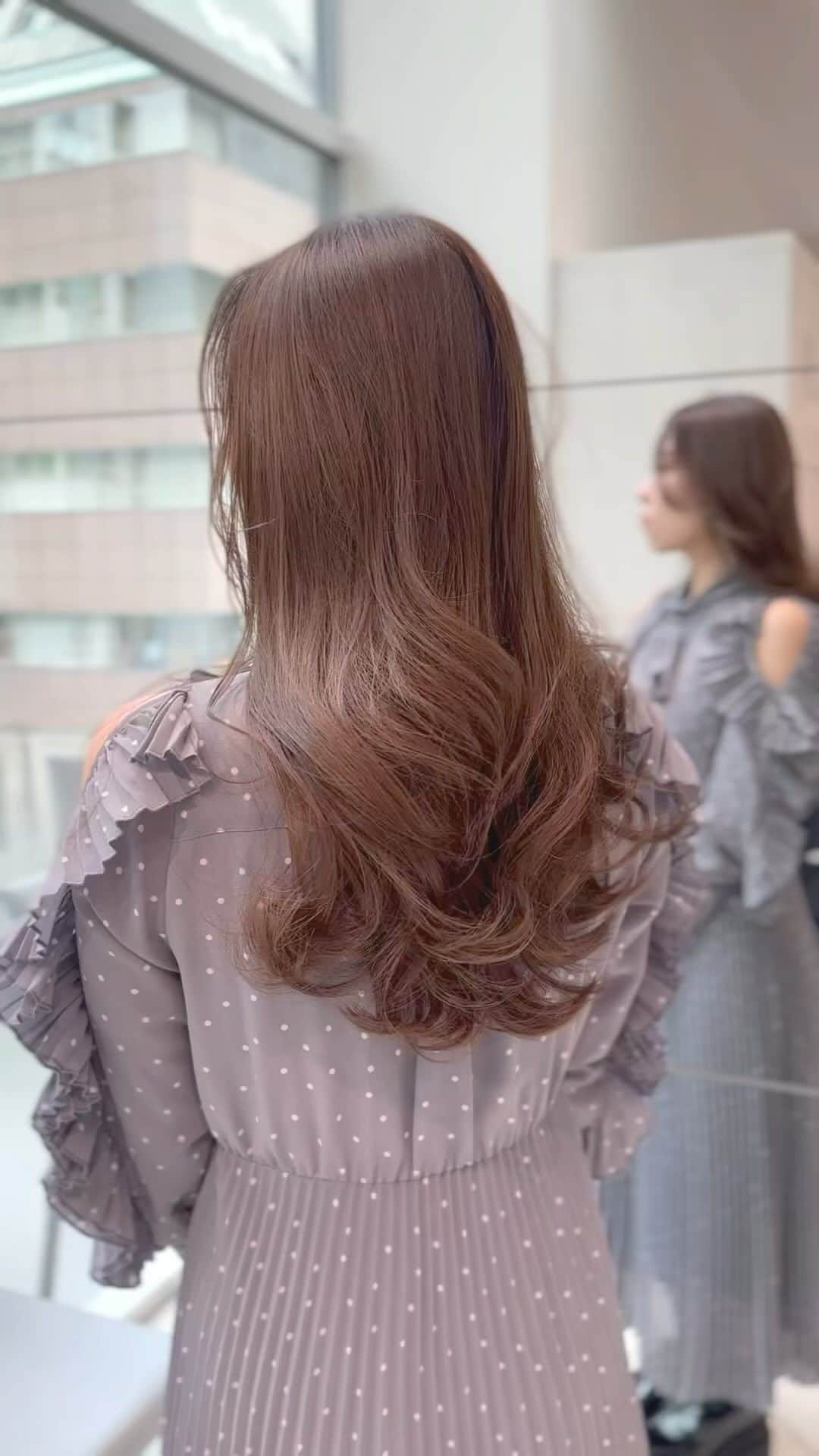 美容室ZACCのインスタグラム：「-layer cut｜citrus beige-  お客様から人気なMENU 『カット アミットケアカラー プレミアムトリートメント』  CUT カットは巻かなくてもストレートでも 綺麗な毛流れが出るレイヤーカット ワンカールだけでも簡単にスタイリングできるのが特徴です！  COLOR カラーはブリーチなしの【アミットケアカラー】 シトラスベージュで透け感たっぷりの 艶カラーに仕上げています！ アミットはZACC独自のカラー用トリートメント 配合のカラー剤です。  TREATMENT デザインだけでなく業界で唯一の、 内部にタンパク質を直接浸透させる ZACCの看板メニュープレミアムトリートメントで 内側から艶を引き出しています！  丁寧なカウンセリングで髪の毛のお悩みをお聞か せ頂き お客様一人ひとりに合わせた メニュープランを一緒に考えます😊 ご予約お待ちしております！  Stylist by ZACC ginza  @zacc_hatasako   ーーーーーーーーーーーーーーーーーーーーーーーーー ZACC ginza 〒104-0061 東京都中央区銀座1-5-12 銀座クリスタルタワー3階 03-6264-4036 （定休日/月曜）  【ご新規様🗣】 ZACCホームページからのネット予約 スタイリスト指名あり〝平日初回10%off〟  ーーーーーーーーーーーーーーーーーーーーーーーーー  #美容室#銀座美容室 #zacc#韓国風ヘア#韓国ヘア#大人ヘア #大人ヘアカラー  #ヘアスタイル  #透明感カラー  #ザック #東京美容室 #艶髪カラー#毛流れ #毛流れ美人#グレージュカラー #銀座美容師 #艶感#レイヤーカット #レイヤーロング#かきあげ前髪 #赤み消しカラー」
