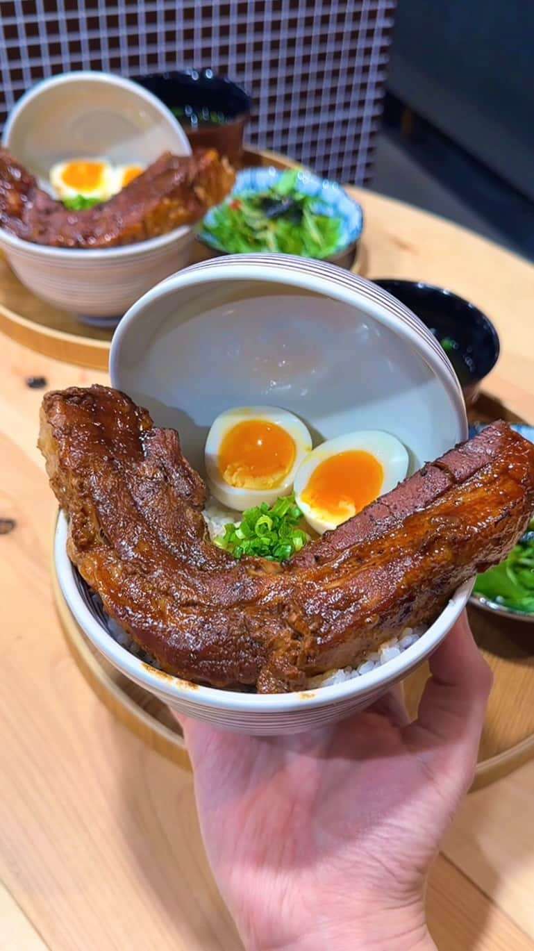 ゆうとグルメのインスタグラム：「🍚和食屋さんのとろける巨大角煮丼ランチ🍚 ㅤㅤㅤㅤㅤㅤㅤㅤㅤㅤㅤㅤㅤ 立川にあるあなたに会えてよかった。さん(@anatani_aete_yokatta)の 「約300g!とろけるスマイル味噌角煮丼」1780円 「京都宇治抹茶フォンデュセット」1848円 ㅤㅤㅤㅤㅤㅤㅤㅤㅤㅤㅤㅤㅤ 立川駅から徒歩4分ほどのところにあるあなたに会えてよかった。は、お米と味噌にこだわるネオ和食居酒屋！ ㅤㅤㅤㅤㅤㅤㅤㅤㅤㅤㅤㅤㅤ 今回はランチの角煮丼定食を注文🍚🍖 ㅤㅤㅤㅤㅤㅤㅤㅤㅤㅤㅤㅤㅤ これはご飯の上に300gもある巨大で厚みのある角煮と半熟ゆで卵をのせたボリューム満点の一品で、横にお味噌汁とサラダ、小鉢、お漬物を添えて提供してもらえます！ ㅤㅤㅤㅤㅤㅤㅤㅤㅤㅤㅤㅤㅤ 甘辛い味噌ダレをかけ仕上げに香ばしく網焼きした角煮はこだわりのお米との相性がばっちりで絶品🤤🤤 ㅤㅤㅤㅤㅤㅤㅤㅤㅤㅤㅤㅤㅤ デザートで頼んだ宇治抹茶フォンデュセットは大きめの2段の桐箱にお団子やフルーツ、求肥など具材がたっぷり入っていてこちらもかなりのボリュームがありました！ ㅤㅤㅤㅤㅤㅤㅤㅤㅤㅤㅤㅤㅤ 上にある抹茶チョコフォンデュソースにディップして食べるんだけど、ご飯の後に食べるなら2〜3人でシェアして食べるとちょうどいいくらいの量だと思う🍵🍫 ㅤㅤㅤㅤㅤㅤㅤㅤㅤㅤㅤㅤㅤ 角煮丼はランチとディナー両方で提供しているけど、人気すぎて売り切れていることも多いらしいのでそこだけ注意！ ㅤㅤㅤㅤㅤㅤㅤㅤㅤㅤㅤㅤㅤ 立川エリアでおいしい和食系の定食が食べたくなったらぜひこのお店行ってみてほしい！ ㅤㅤㅤㅤㅤㅤㅤㅤㅤㅤㅤㅤㅤ おすすめ！！ ㅤㅤㅤㅤㅤㅤㅤㅤㅤㅤㅤㅤㅤ —————————————— 📍東京都立川市曙町町2-3 バールイン藤堂 B1F ⏰11:30〜23:00(土日祝11時open) 🛌定休日なし 🚃立川駅から徒歩4分 —————————————— #PR #東京グルメ #東京ランチ #立川グルメ #立川ランチ #あなたに会えてよかった #和食 #角煮 #tokyo #japan   #東京観光 #東京旅行 #東京 #東京カフェ #立川ディナー #立川カフェ #カフェ巡り #カフェ好きな人と繋がりたい #ごはん記録 #抹茶 #角煮丼 #matcha  #japantravel #japantrip #instafood #japanesefood」