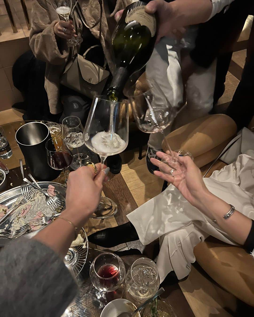 河野友美さんのインスタグラム写真 - (河野友美Instagram)「🥂🍾🍷 先週の楽しすぎたトランジットワインフェス🤭  グループレストランのソムリエさん大集合だから、もうすっごいのよ。  入手困難な希少ワインのナナツモリとか、グラスで飲めないようないいワインがちょい飲みできてしまうという、、🥹✨  だからワイン好きでごった返して、 いつもの @theuppertokyo (1枚目)が ものすんっごいことになる(2枚目〜)🤣✨  14時前からフライングで行って、ここでの素敵な出会いもあり、みんなで二次会までいって気がつけば22時すぎてた🤣🥂  ベルエポックにジョルジュルーミエ、エシェゾー、ルイ・ロデレールクリスタル、ドンペリ、、  テーブルがえらいことに🤯 ご馳走さまでした🤤 (私たちはゲストでカズさんがいらしていたので、ボトルでカズワインを)  PRでもなんでもなく、普通に前売り券で行っておりますが満足度高すぎるので勝手に告知笑 次回は5月らしいですよ🫣🫶  @transit_wine_cellars @transitgeneraloffice   #theuppertokyo #トランジットワインフェス #ワイン好き #ナチュラルワイン #丸の内グルメ #丸の内ディナー #女子会ディナー」11月17日 20時32分 - ucmsan1205