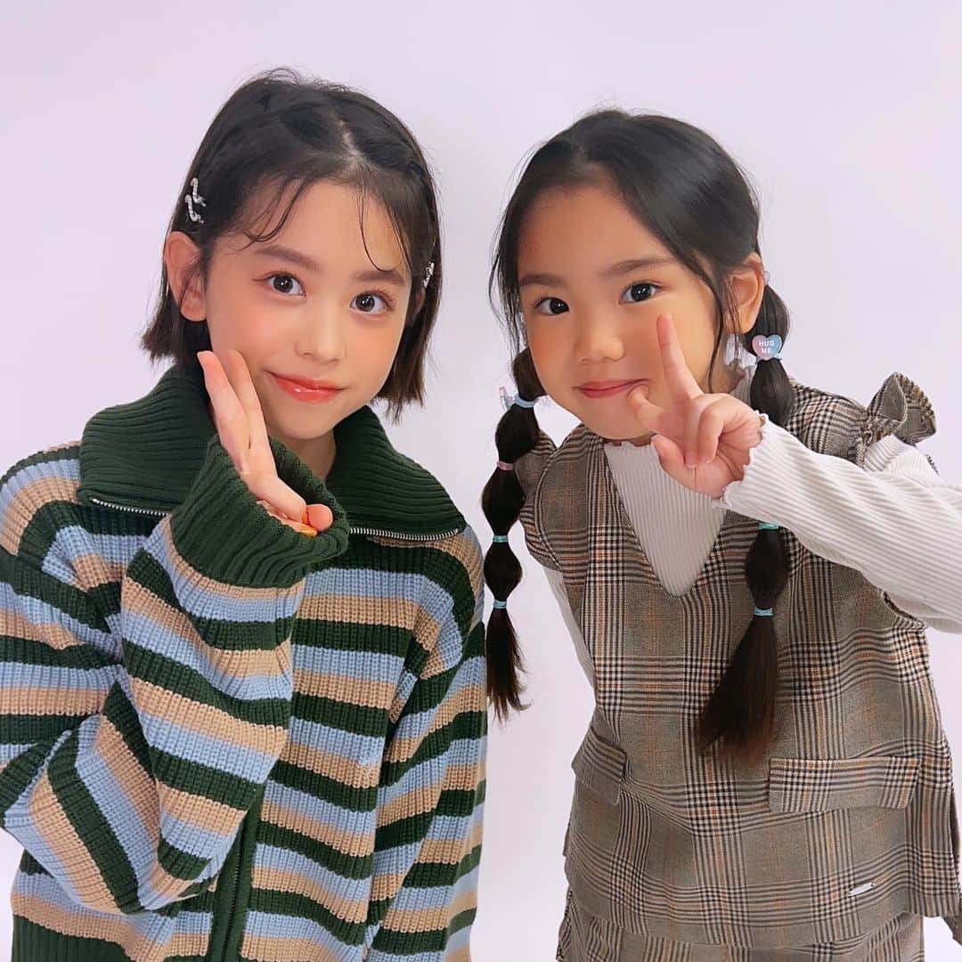望蘭のインスタグラム：「Cuugal 【12月号】オフショ📸💕 キューガルイメージモデルのかんちゃんこと 梶原叶渚さん @kanna_mame 🩷 と みらんがキューガル妹イメージモデルになって 2回目の撮影でした🥺🤲 まだまだ緊張気味のみらんですが叶渚さんが 優しく話しかけてくれました🩵 そして可愛いすぎました😩🩷🩷🩷 今では｢次いつ雑誌の撮影いけるの？｣と 楽しみなみらんです😂🫶 家でもキューガルモデルの皆を見て練習してます✨️ 何でも出来るアイドル目指して頑張れ✊💕  今発売中のCuugal 12月号にみらんも載ってるので よかったらGETしてくれたら嬉しいです🥹📕🩷  #cuugal #cuugalモデル #イメージモデル #年長#kids#girl#cute #子供のいる暮らし  #チビみらんチャンネル」