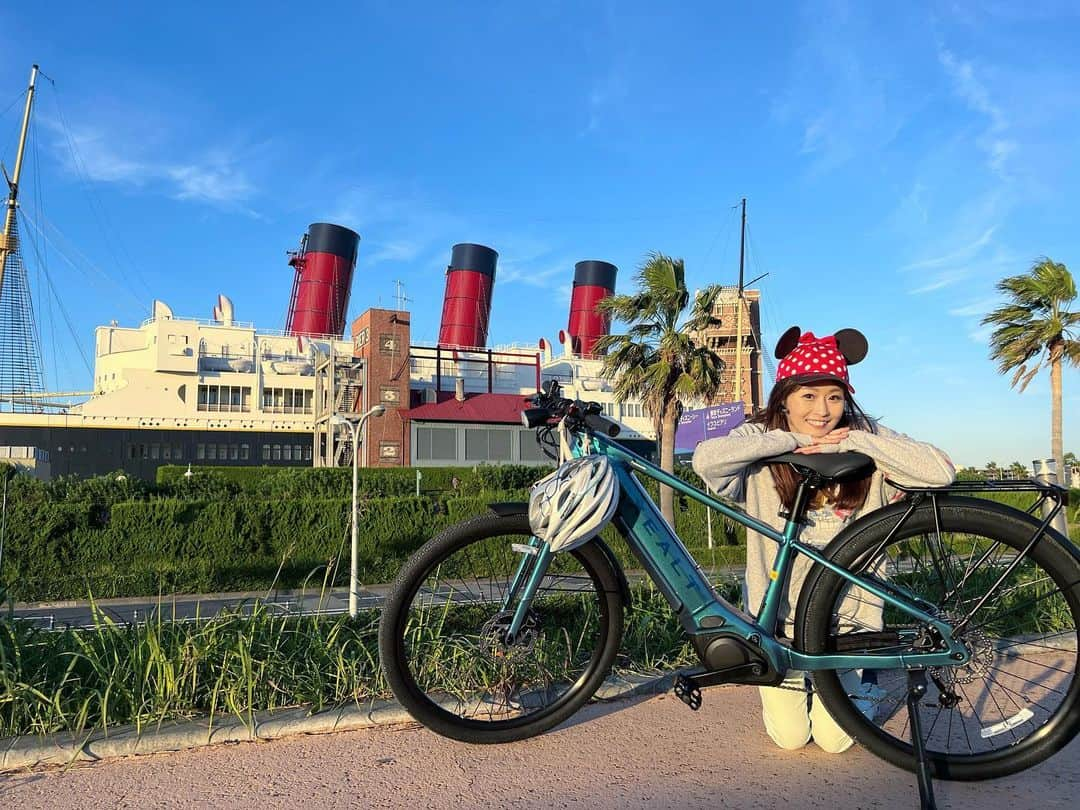 楪望のインスタグラム：「* お気に入りのサイクリングコース🚴‍♀️ またまたディズニーまでライドしてきました🐭🐾  インパークはしていませんが…🤫 この辺りを走るだけでもディズニー気分を味わえるのが、また素敵なところ🥹🩵 気持ちよかったーー！！ #panasonic #panasonicbike #パナソニックバイク #パナソニック #親善大使 #アンバサダー #アナウンサー #自転車コーデ #秋コーデ #マウンテンバイク #クロスバイク #eバイク #mtb #ebike #mountinbike #xealt #roadcycling #cycling #東京 #千葉 #disney #tokyodisneyresort #ディズニー #ディズニーリゾート #サイクリング #自転車女子 #自転車 #自転車のある生活 #🚲 #🚴‍♀️」