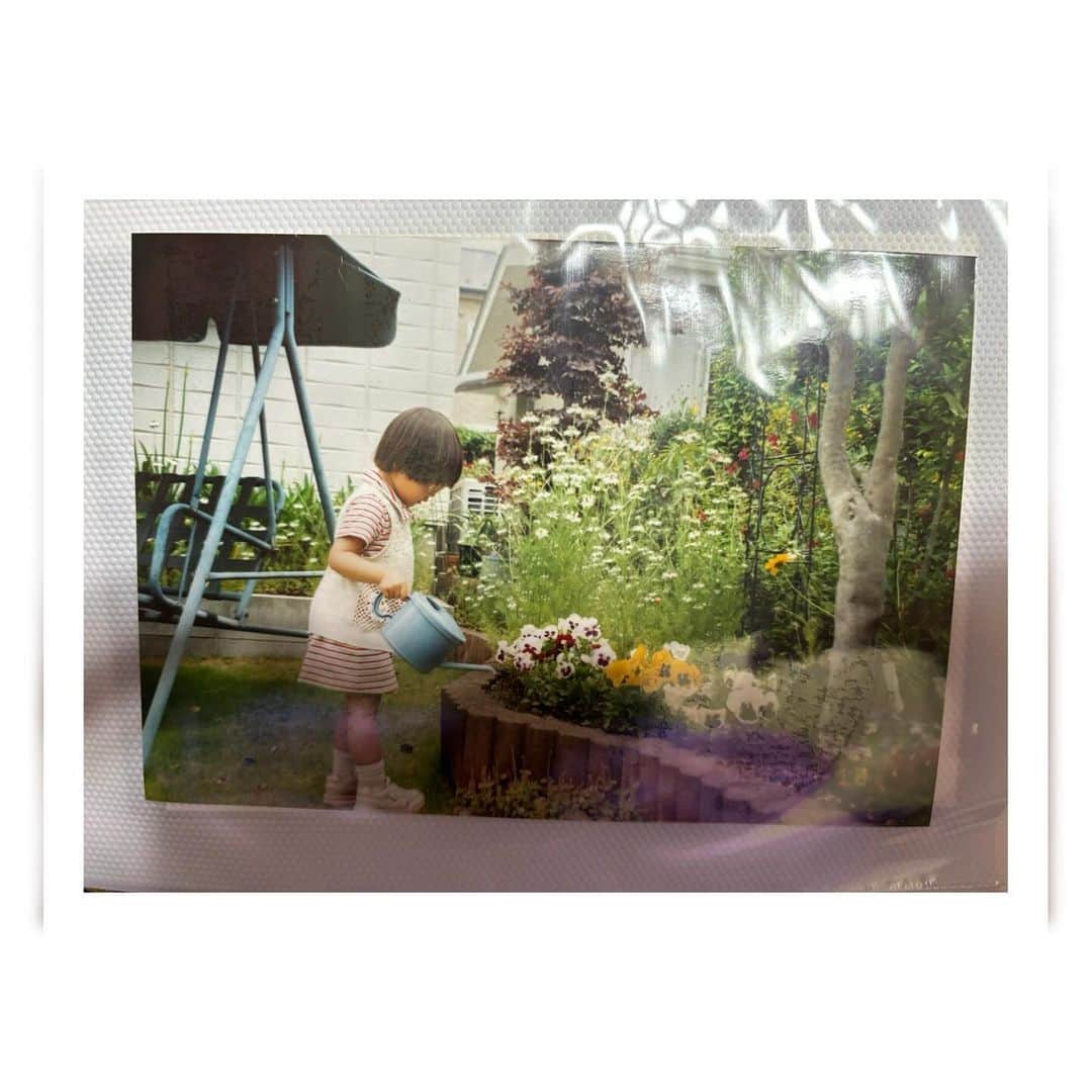 稲葉るりさんのインスタグラム写真 - (稲葉るりInstagram)「小さい頃のゆうかちゃん👧🏻 お庭のお花に一生懸命お水あげてる🌷」11月17日 20時29分 - make_up_yuka