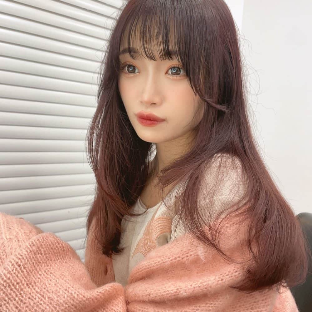 飛田彩のインスタグラム：「@rika___n24x ♡  トレンドのレッド系カラーでいろっぽく艶々に🫶🏻  髪の毛もやっと揃ってきてデザインカットできるようになってきました🥰🥰  １２月は満席です！  キャンセルはご予約の空きはストーリーからのみご案内させていただいてます🙏  ご予約お待ちしております✴︎✴︎」