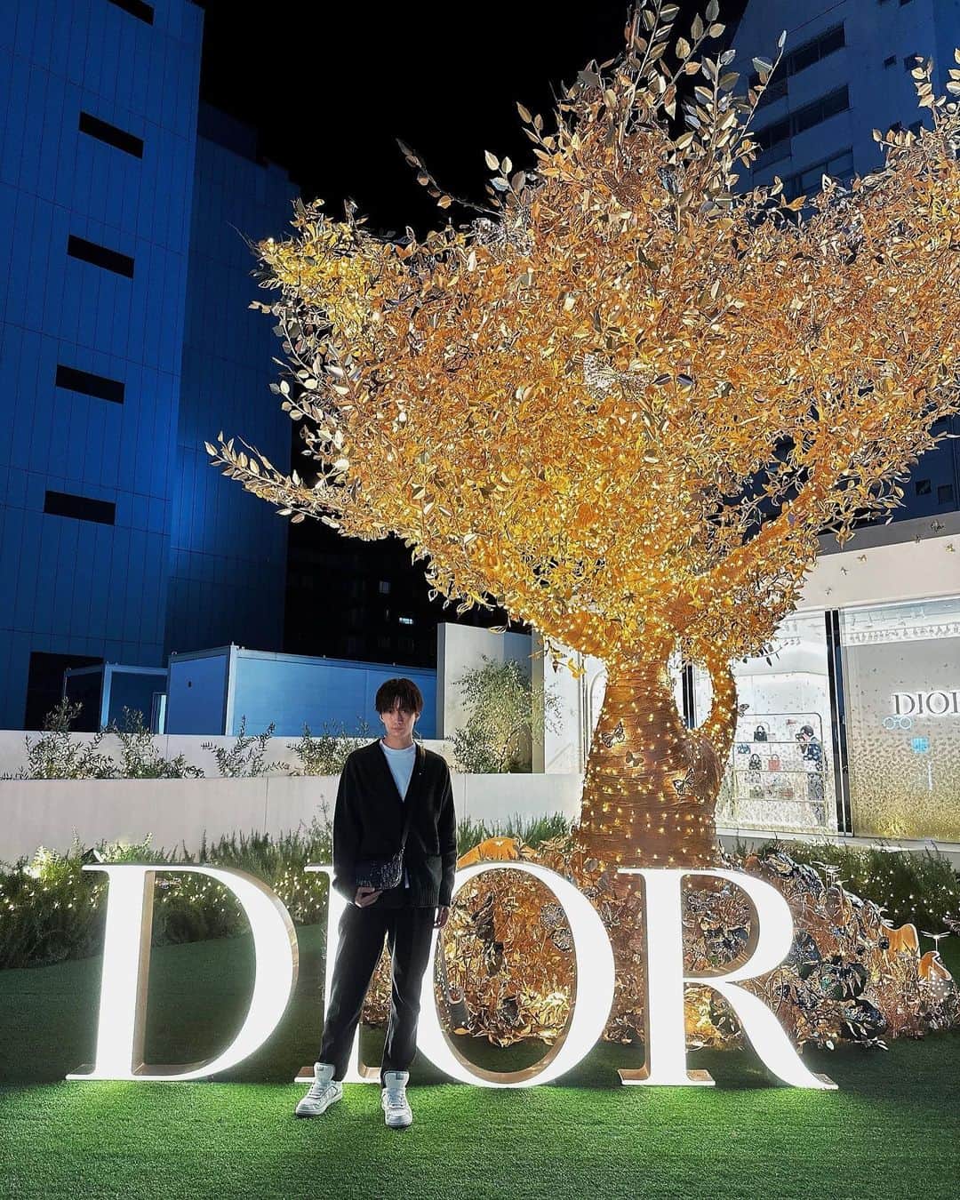 井深克彦のインスタグラム：「. 2023.11.18-12.25まで開催される DIOR HOLIDAY POP-UP Omotesando Crossing Parkに 一足お先にご招待いただきました❄️  美しき蝶🦋がモチーフの 可愛いクリスマスポップアップ🎄でした😌  @dior  #dior」