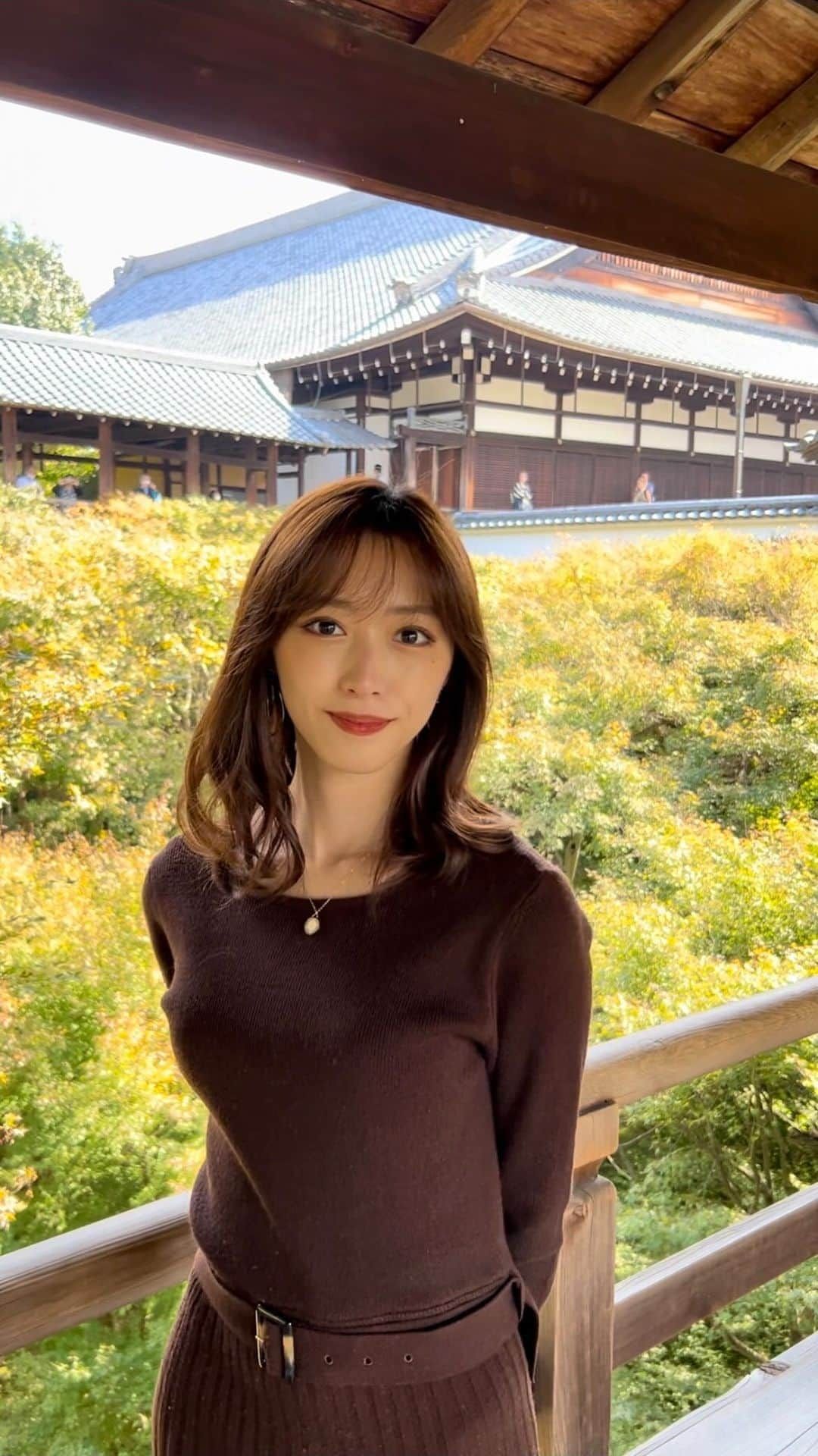 依田奈波のインスタグラム：「10月に訪れた東福寺🍁  紅葉が見頃の時期になると、 通天橋からみえるもみじが真っ赤に 色付いて綺麗な眺めになるそうです😌  私が行ったときはまだ少し早かったので 見頃の時期にまた訪れたいな  #京都 #京都観光 #東福寺 #東福寺紅葉 #紅葉スポット #京都紅葉 #通天橋 #東福寺通天橋」