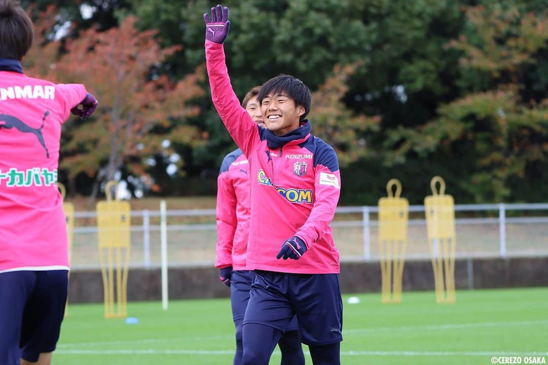 セレッソ大阪のインスタグラム：「.🌸training🌸 #笑顔の選手たち #オフショット #柴山昌也 選手 #舩木翔 選手 #丸橋祐介 選手 #新井晴樹 選手 #鳥海晃司 選手 #マテイヨニッチ 選手 #大迫塁 選手 #cerezo #cerezoosaka #SakuraSpectacle #セレッソ大阪」