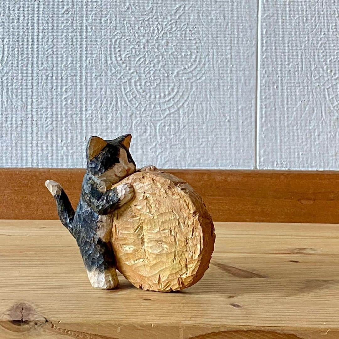 花房さくらさんのインスタグラム写真 - (花房さくらInstagram)「運べ、クッキー！ 大玉転がしのように！！  This cat is skillfully carrying cookies.  #クッキー #cookie #🍪  #woodcarving #cat #sculpture #hanafusasakura」11月17日 20時41分 - sakura_hanafusa